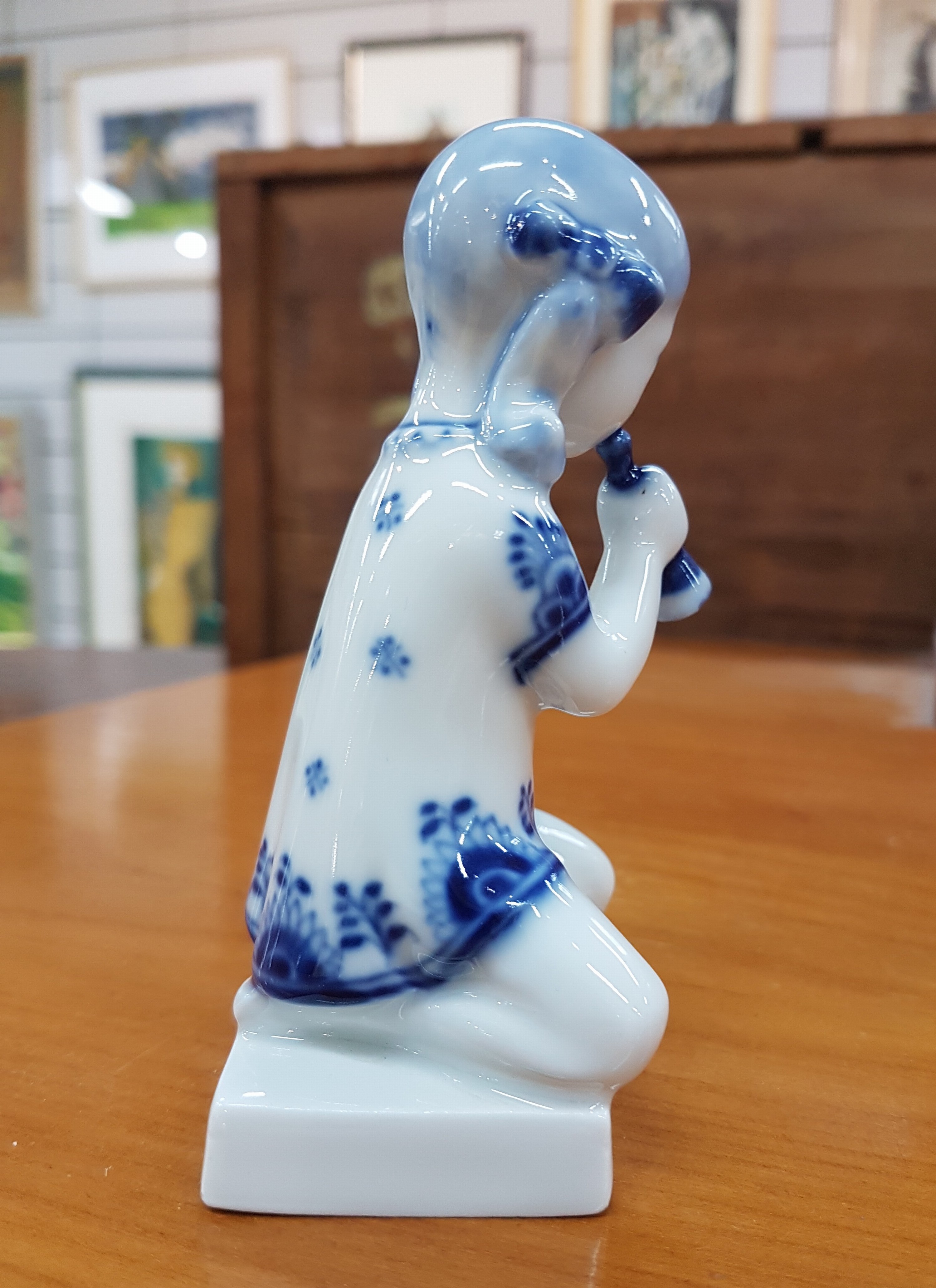 Detail d: Porzellanfigur, Kgl. Kopenhagen, Modellnr. 4796, Mädchen mit Flöte, blaue Bemalung unter der Glasur, H. ca. 10cm
