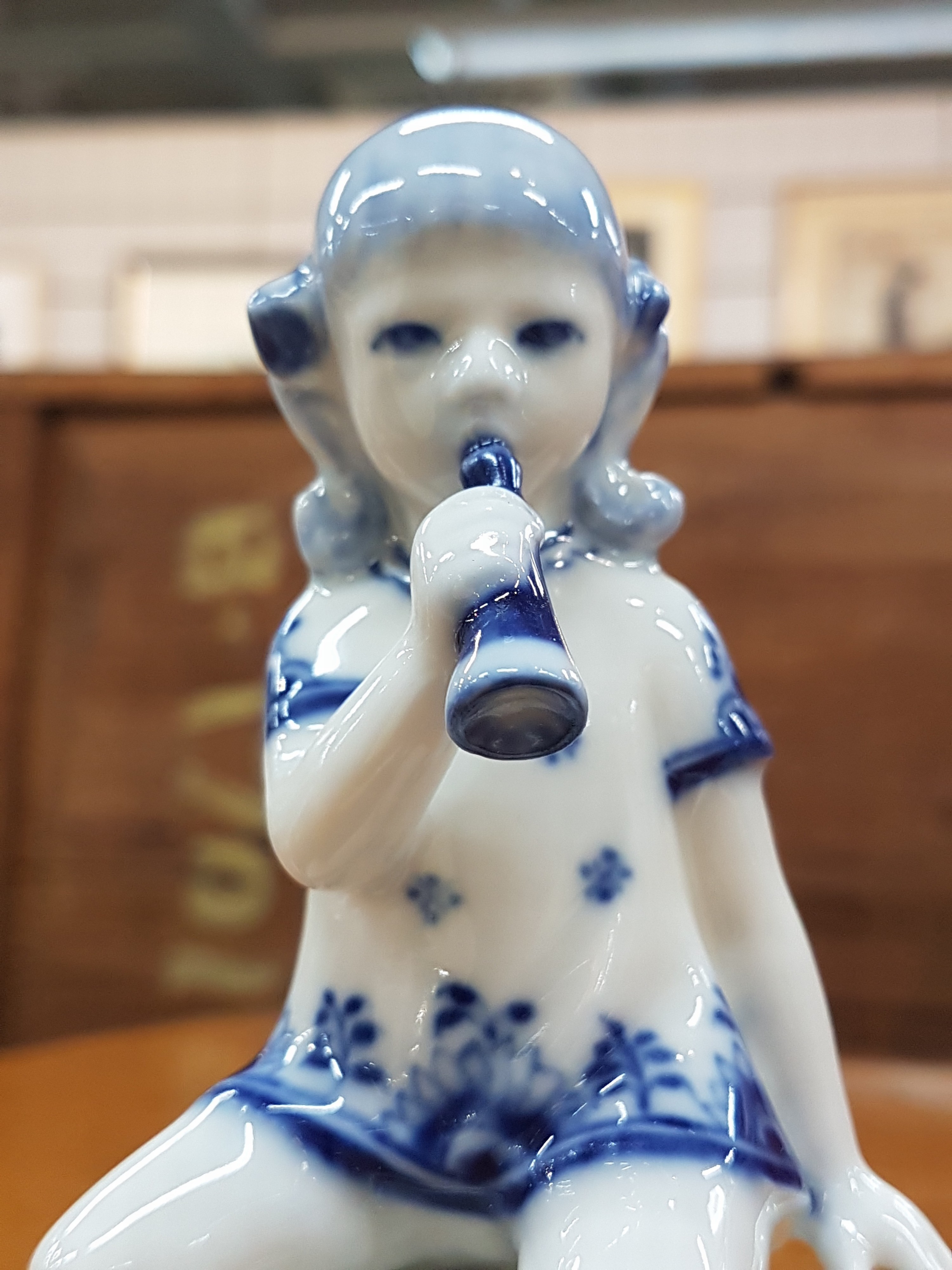 Detail e: Porzellanfigur, Kgl. Kopenhagen, Modellnr. 4796, Mädchen mit Flöte, blaue Bemalung unter der Glasur, H. ca. 10cm