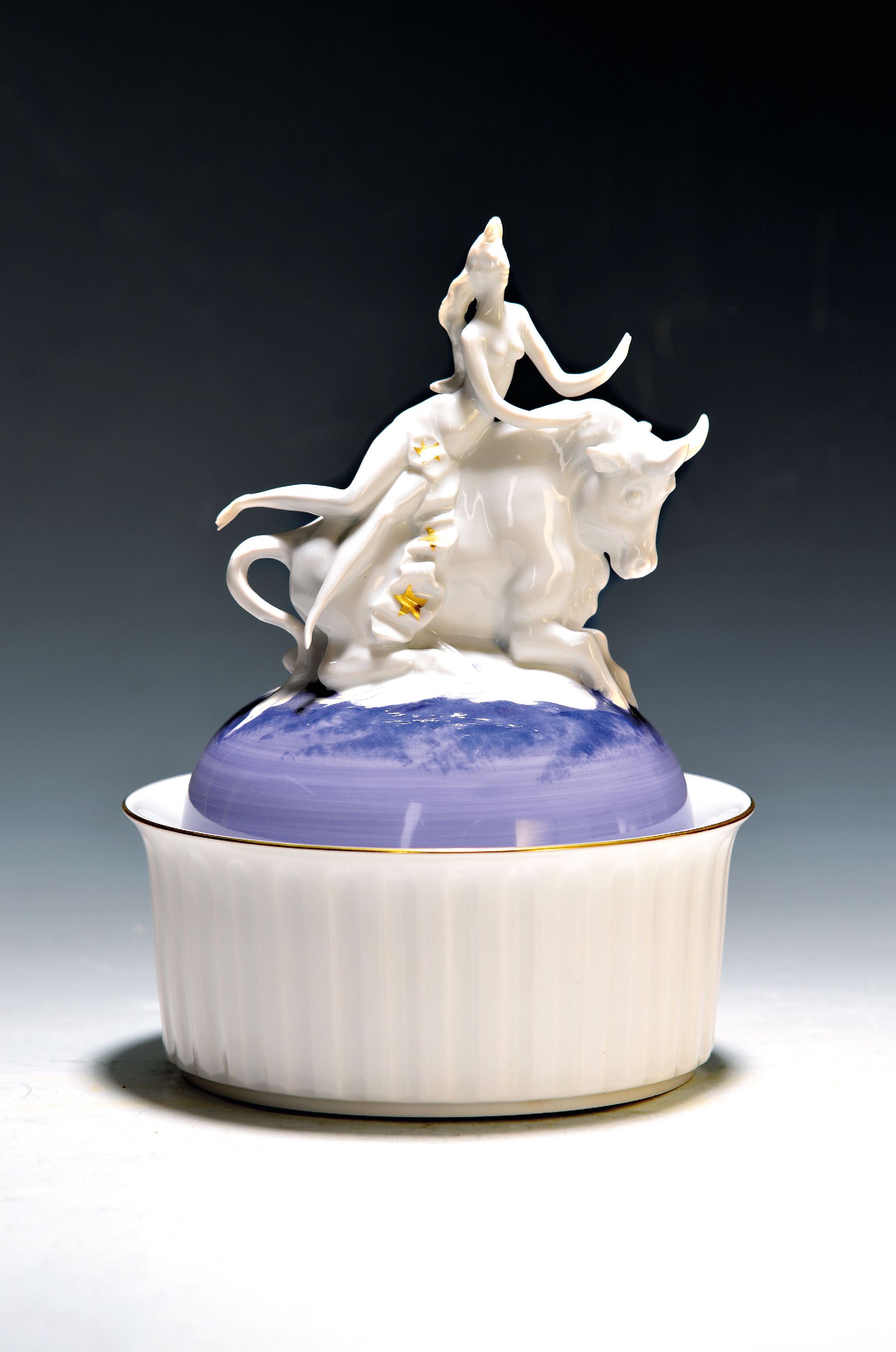Image 27069973 - Deckeldose ´Europa´, Meissen, Entwurf Peter Strang 1993, Deckel mit Figurenaufsatz, Raub ...