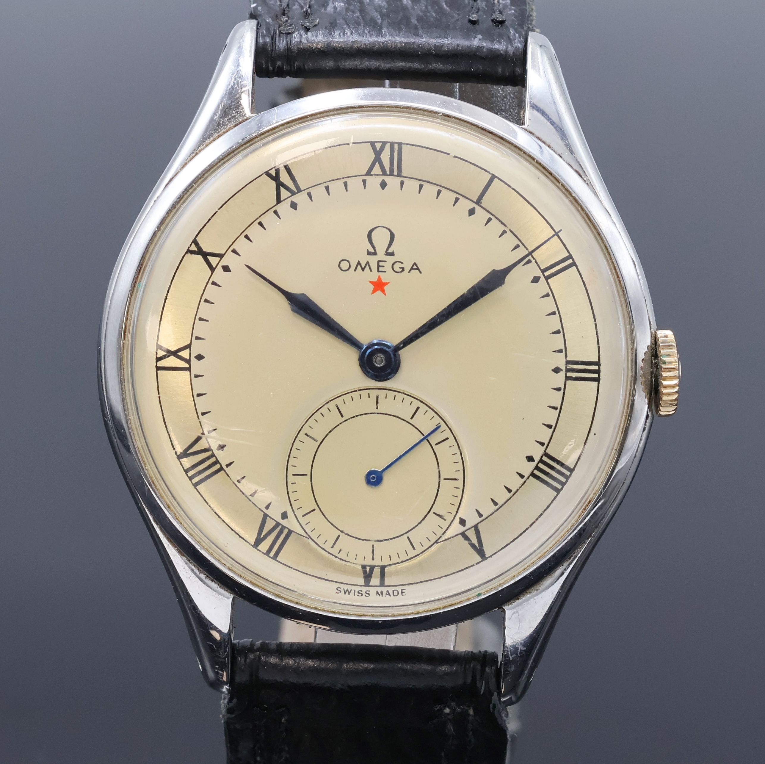 Detail a: OMEGA große Herrenarmbanduhr in Stahl Referenz 2505-16, Schweiz um 1950, Handaufzug, Boden aufgedr., silb. Zifferbl. m. röm. Zahlen, gebl. Zeiger, ...