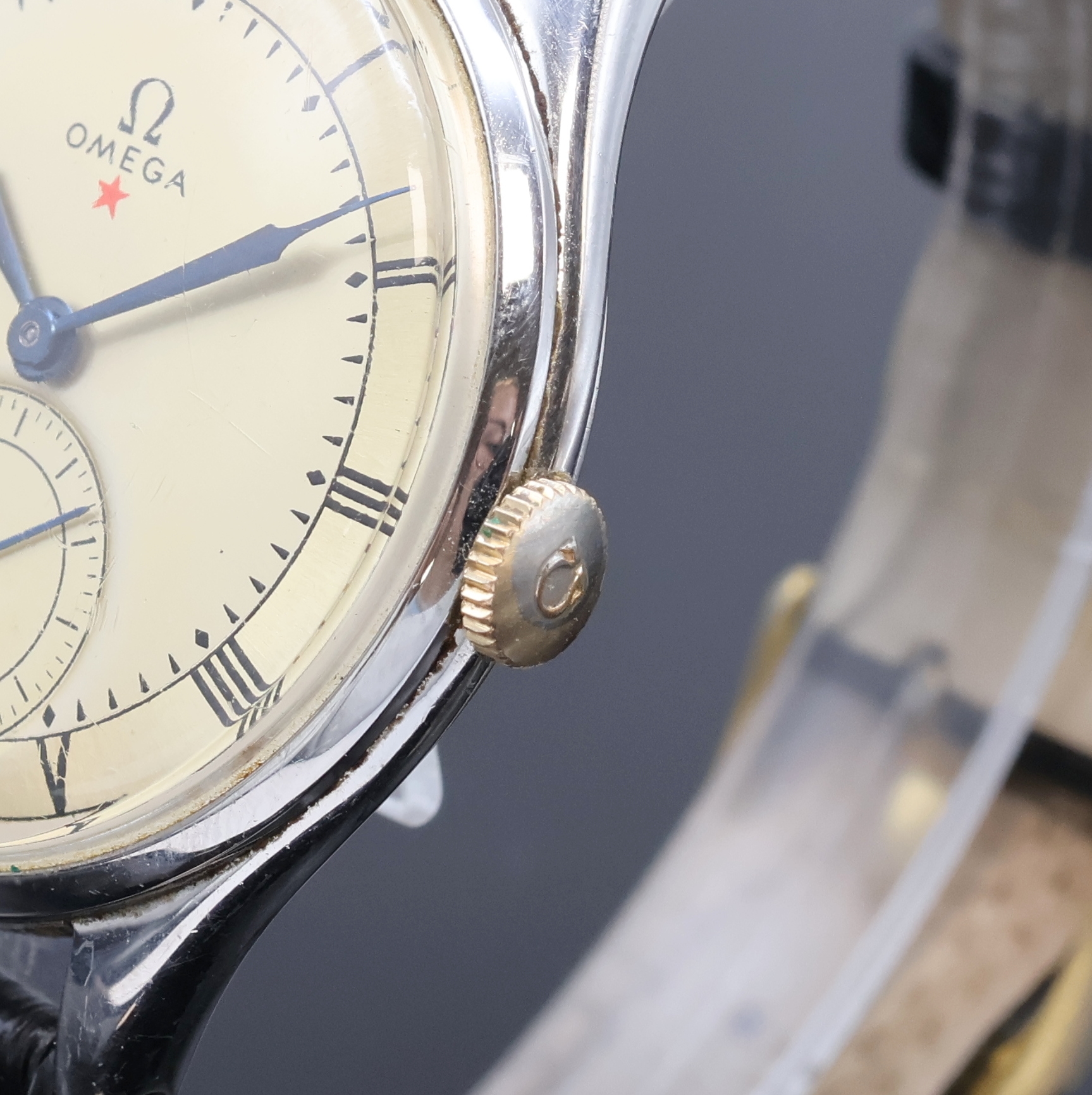 Detail b: OMEGA große Herrenarmbanduhr in Stahl Referenz 2505-16, Schweiz um 1950, Handaufzug, Boden aufgedr., silb. Zifferbl. m. röm. Zahlen, gebl. Zeiger, ...