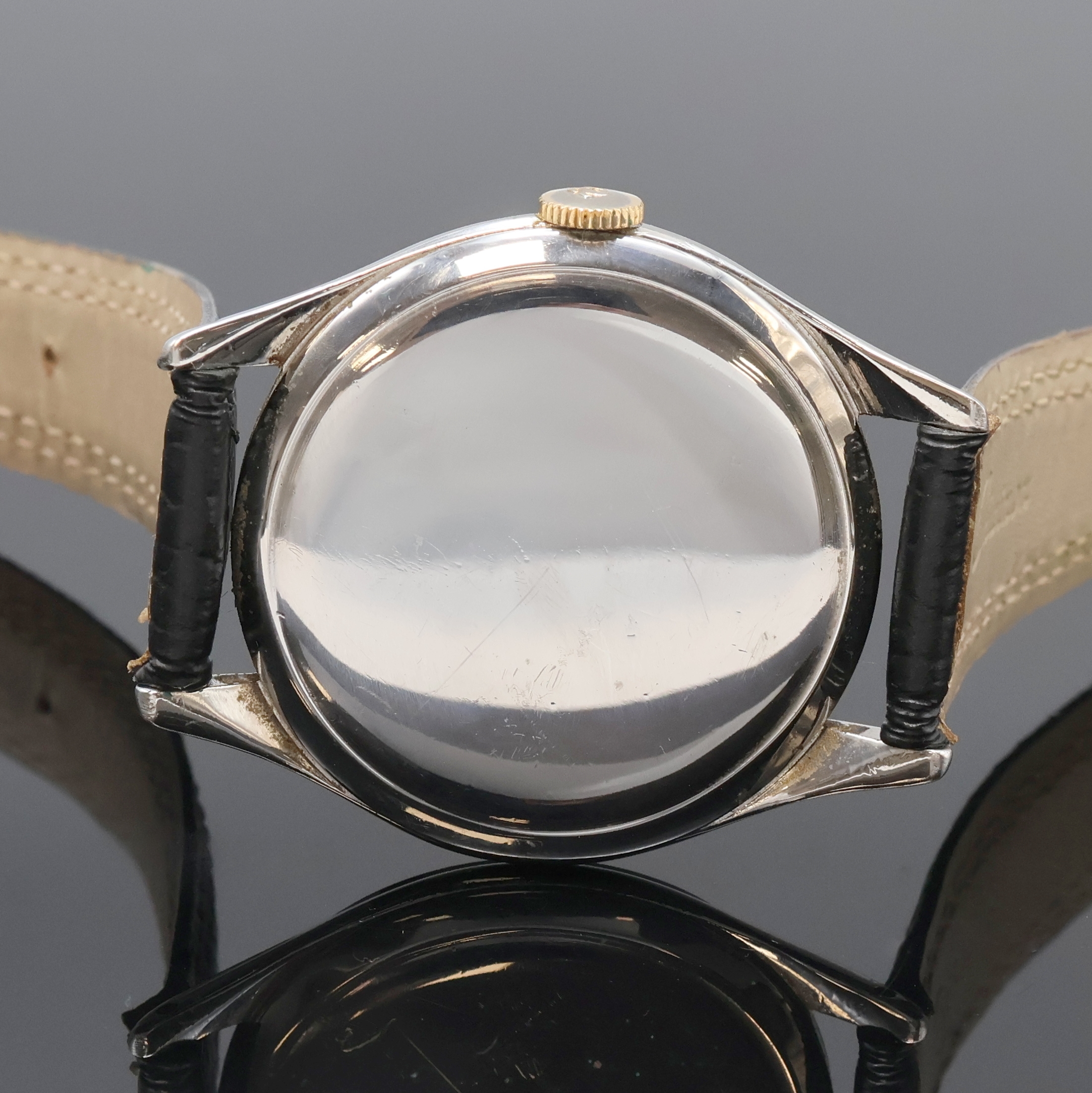 Detail c: OMEGA große Herrenarmbanduhr in Stahl Referenz 2505-16, Schweiz um 1950, Handaufzug, Boden aufgedr., silb. Zifferbl. m. röm. Zahlen, gebl. Zeiger, ...