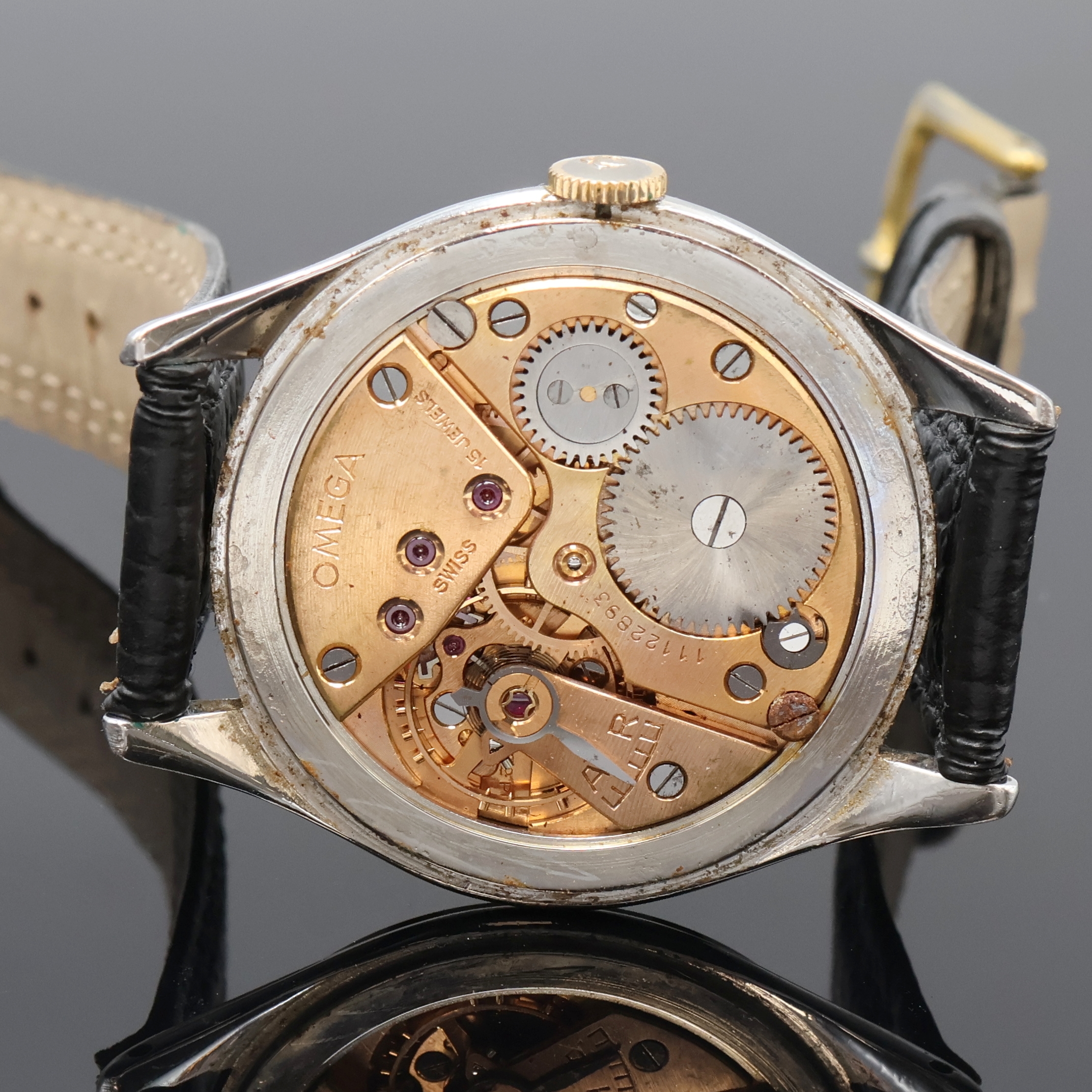 Detail d: OMEGA große Herrenarmbanduhr in Stahl Referenz 2505-16, Schweiz um 1950, Handaufzug, Boden aufgedr., silb. Zifferbl. m. röm. Zahlen, gebl. Zeiger, ...