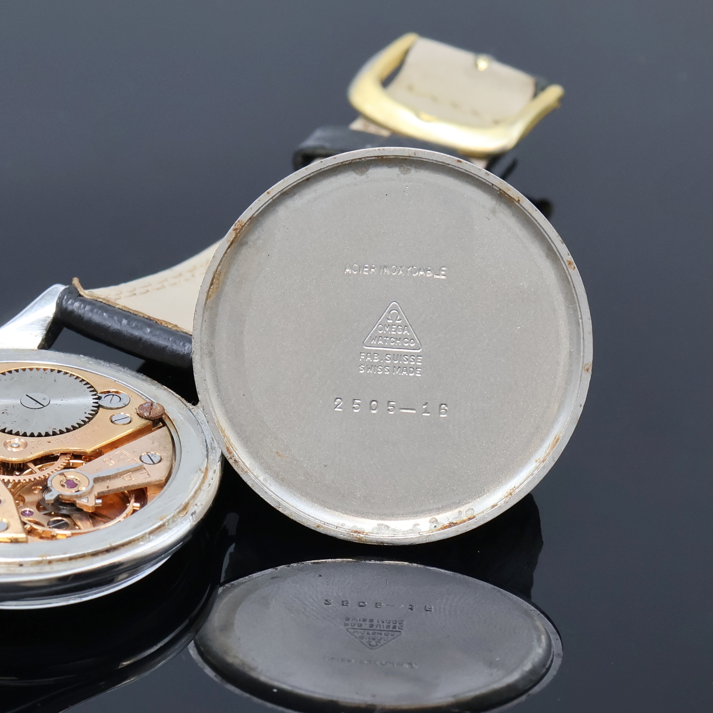 Detail e: OMEGA große Herrenarmbanduhr in Stahl Referenz 2505-16, Schweiz um 1950, Handaufzug, Boden aufgedr., silb. Zifferbl. m. röm. Zahlen, gebl. Zeiger, ...