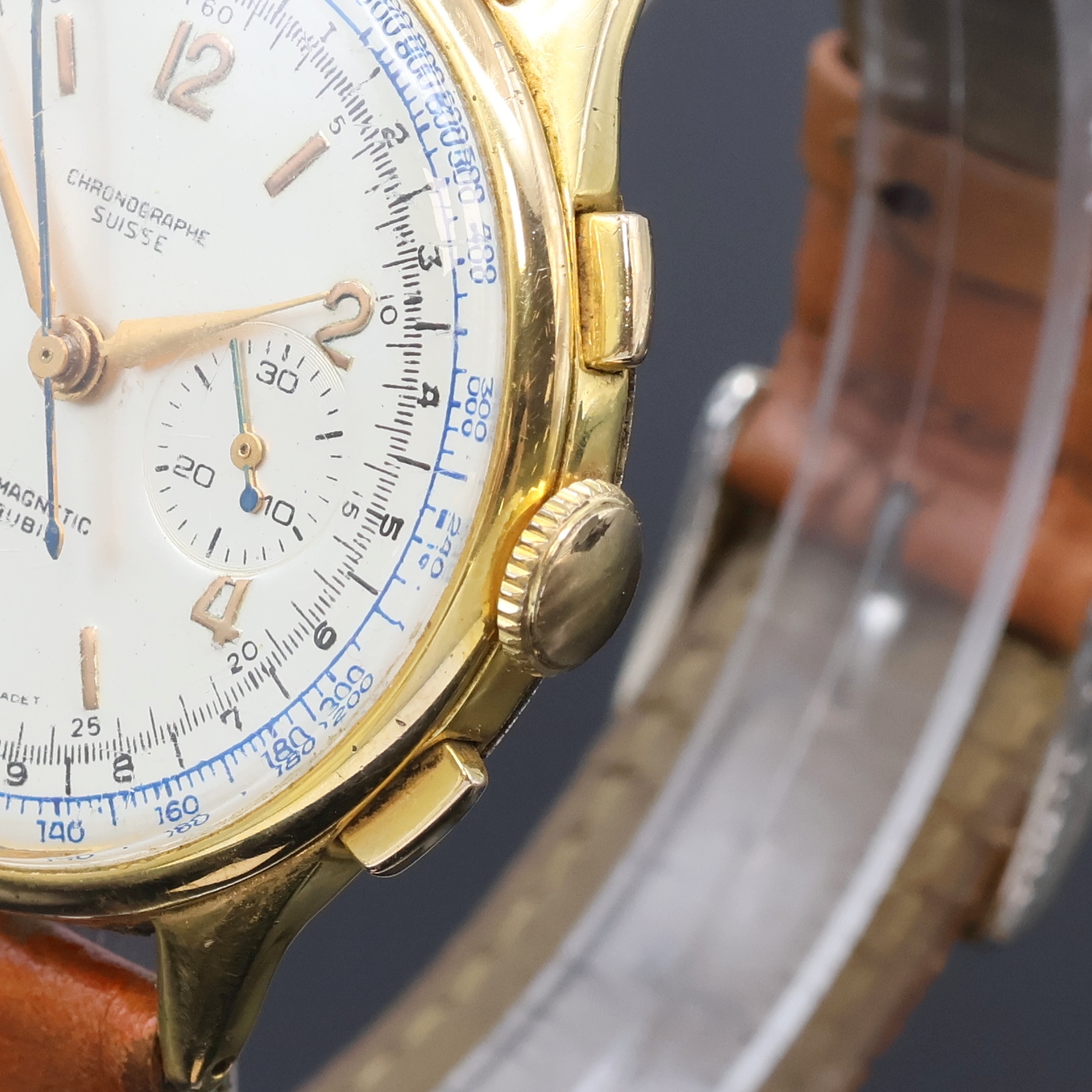 Detail b: CHRONOGRAPHE SUISSE vergoldeter Armbandchronograph, Schweiz um 1950, Handaufzug, Stahlboden aufgedr., silb. Zifferbl. rest., arab. Zahlen u. gold. ...