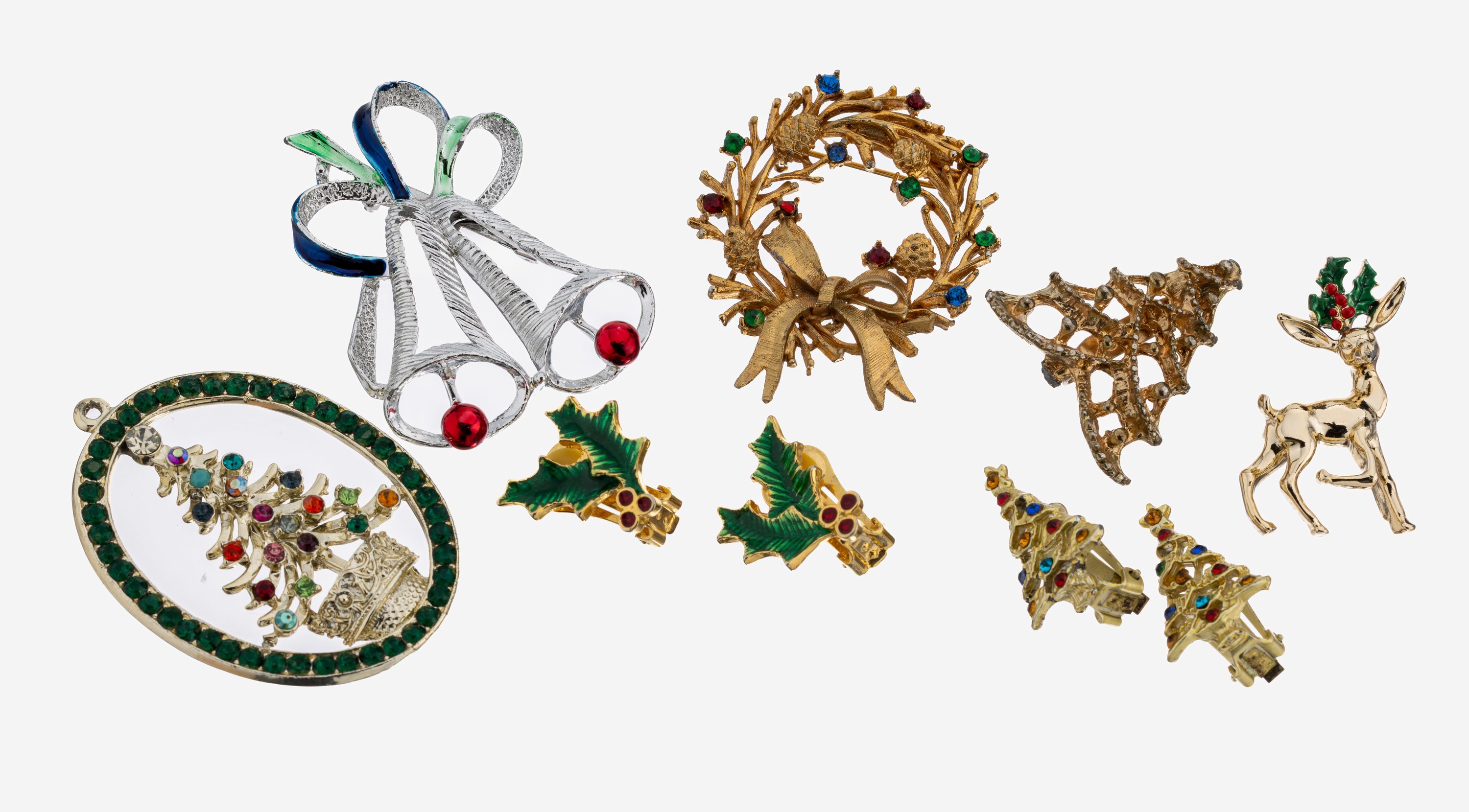 Image 27069980 - Lot costume jewellery, USA 1950s-60s , comprised of: 1 pair of earclips, christmas tree, ...