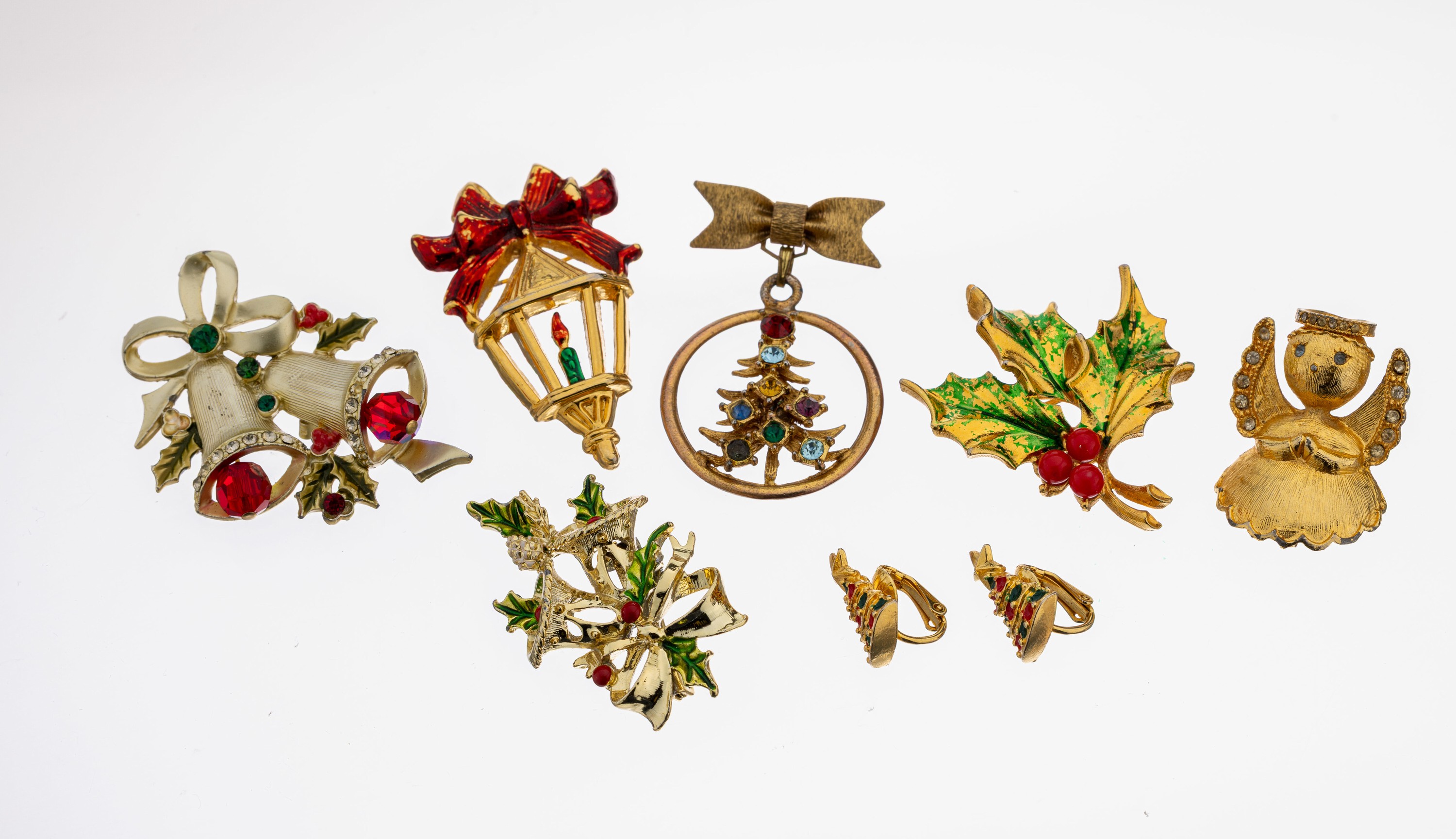 Image 27069982 - Konvolut Modeschmuck, USA 1950er-60er Jahre, best. aus: Brosche, Laterne mit Schleife, ...
