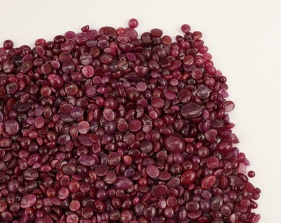 27069913b - Lot lose Rubincabochons, zus. ca. 805.80 ct, versch. Größen, Formen und Farbnuancen, ...