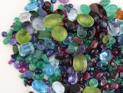 27069918a - Lot div. lose Farbsteine, ca. 202.30 ct, u.a. Granate, Smaragde, Rubine, Saphire, ...