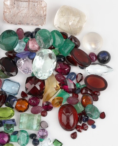 27069938a - Lot div. lose Farbsteine, zus. ca. 274.9 ct, Rutilquarze, Granate, Peridots, Smaragde ...