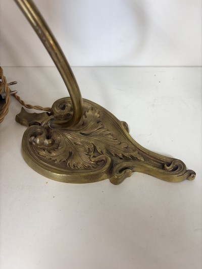 27069945d - Tischlampe, Daum France, um 1900-10, Messingfuß, Schirm sign. Daum, mit ...