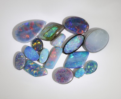 27069953a - Lot lose Opale, Dubletten und Tripletten, ca. 66.22 ct, versch. Formen