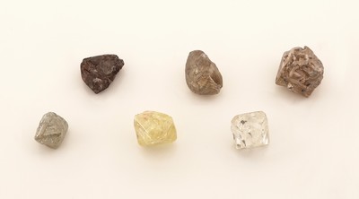 27069956a - Lot 6 lose Rohdiamanten, zus. ca. 8.19 ct, versch. Größen und Formen