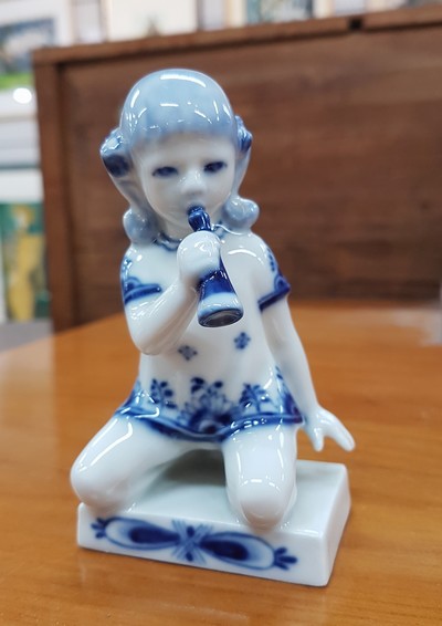 27069972a - Porzellanfigur, Kgl. Kopenhagen, Modellnr. 4796, Mädchen mit Flöte, blaue Bemalung ...