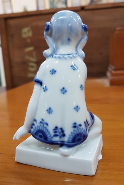 27069972c - Porzellanfigur, Kgl. Kopenhagen, Modellnr. 4796, Mädchen mit Flöte, blaue Bemalung ...