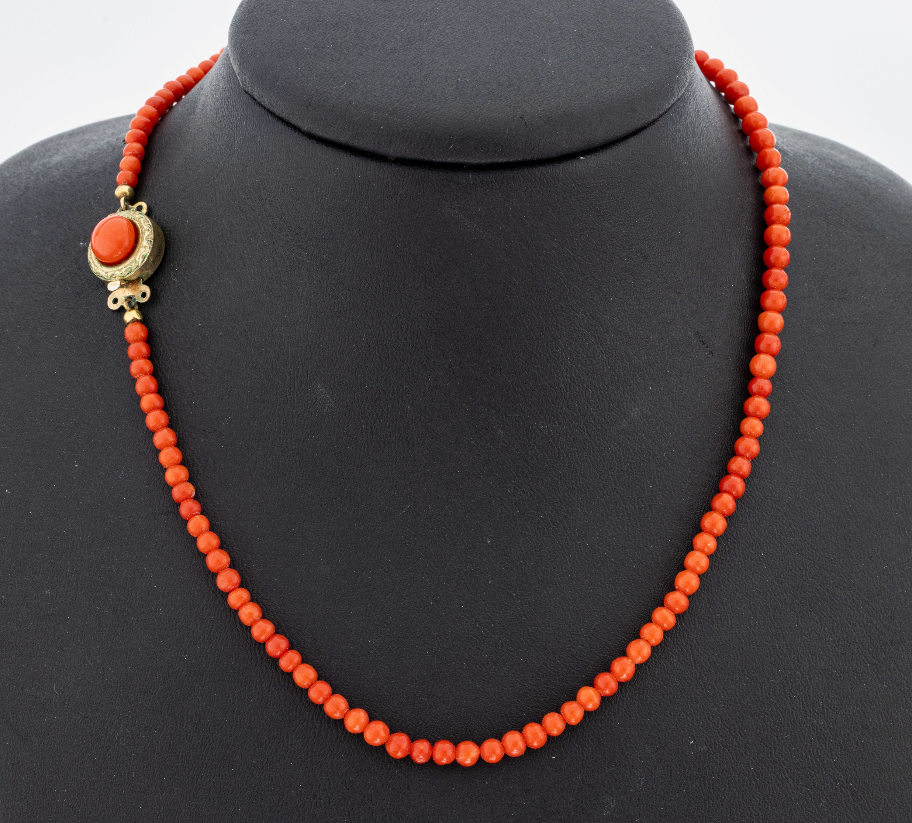 Image 27070006 - Überlanges Korallen-Collier, Korallen- Kugeln im Verlauf, D. ca. 3.7-4.9 mm, schöne ...