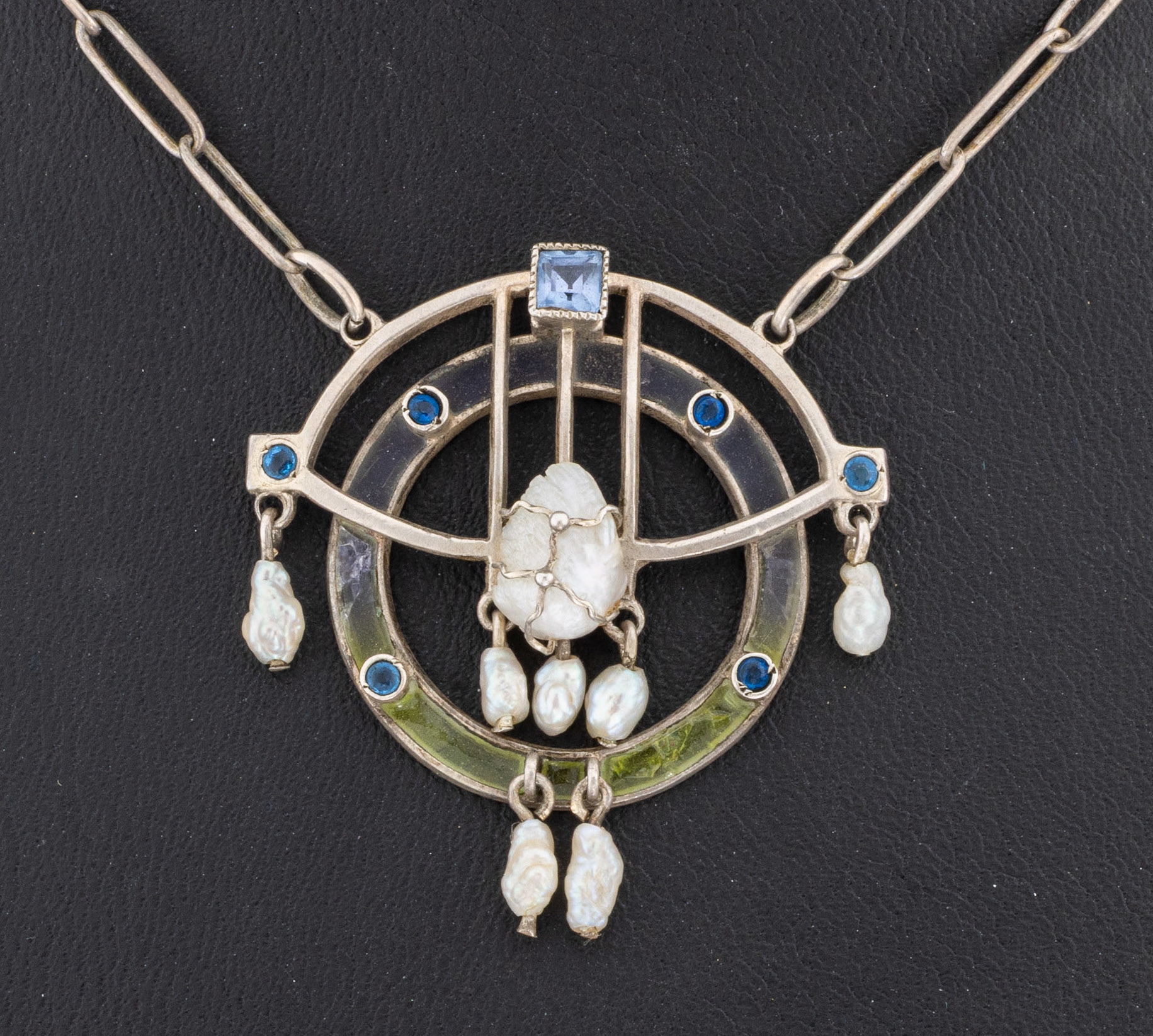 Detail a: LEVINGER Perl-Email-Collier, um 1900, 925erSilber, Mittelteil geometrisch mit barocken Perlen, teilw. bewegl. abgehangen, Fensteremail in Blau und ...