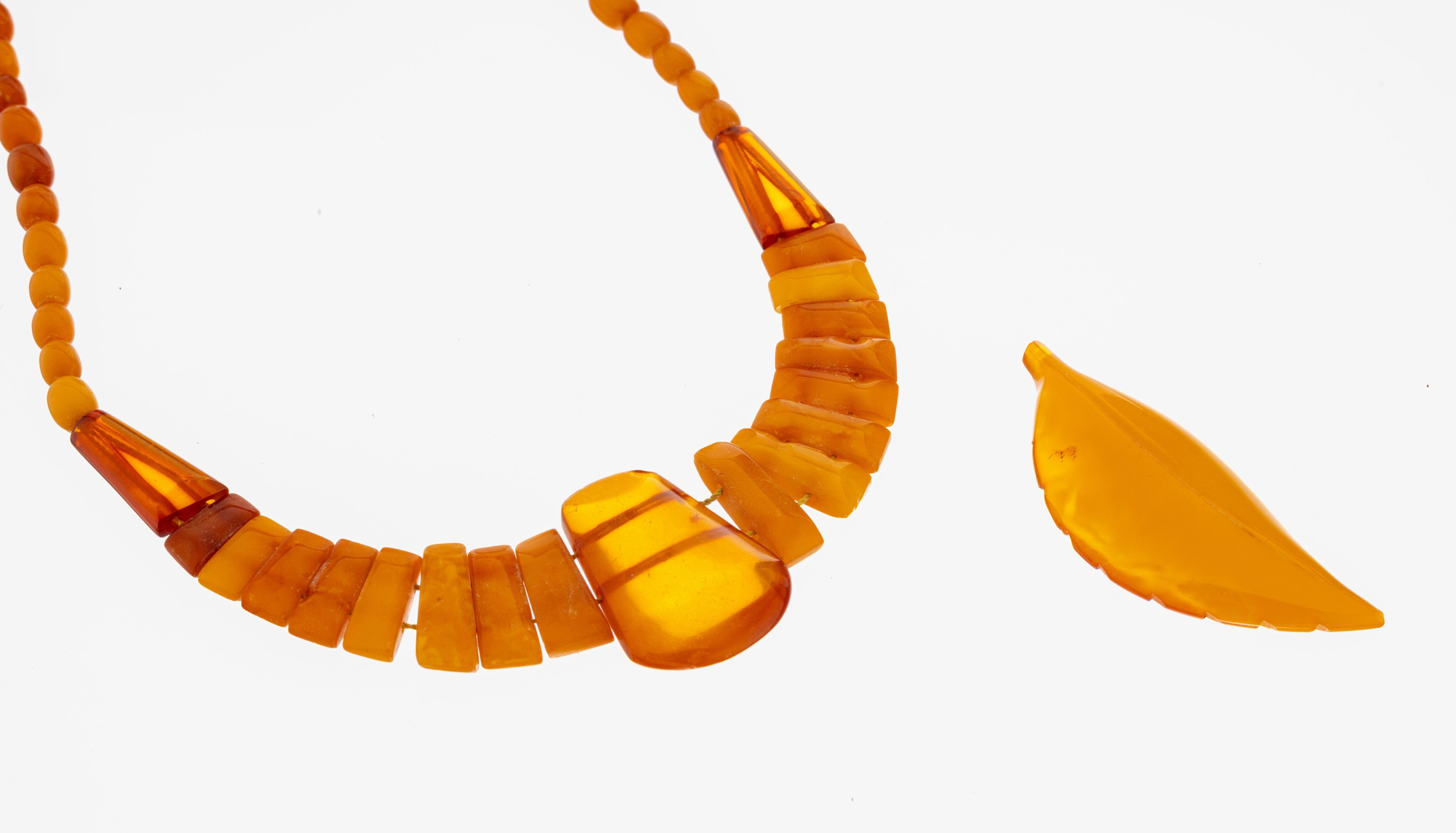 Image 27070016 - Bernstein-Collier, 1930er Jahre, geometrisch, Bernsteine in versch. Größen, Formen ...