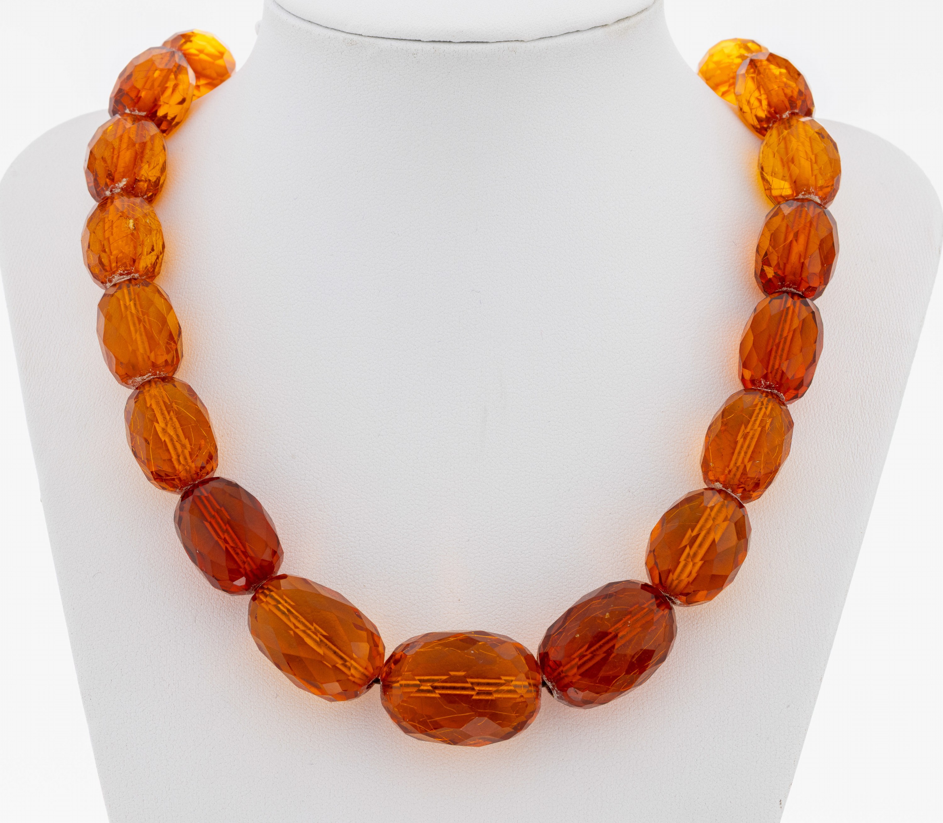Image 27070017 - Überlanges Bernstein-Collier, facett. Bernsteinoliven im Verlauf, D. ca. 9.6-19.7 mm, ...