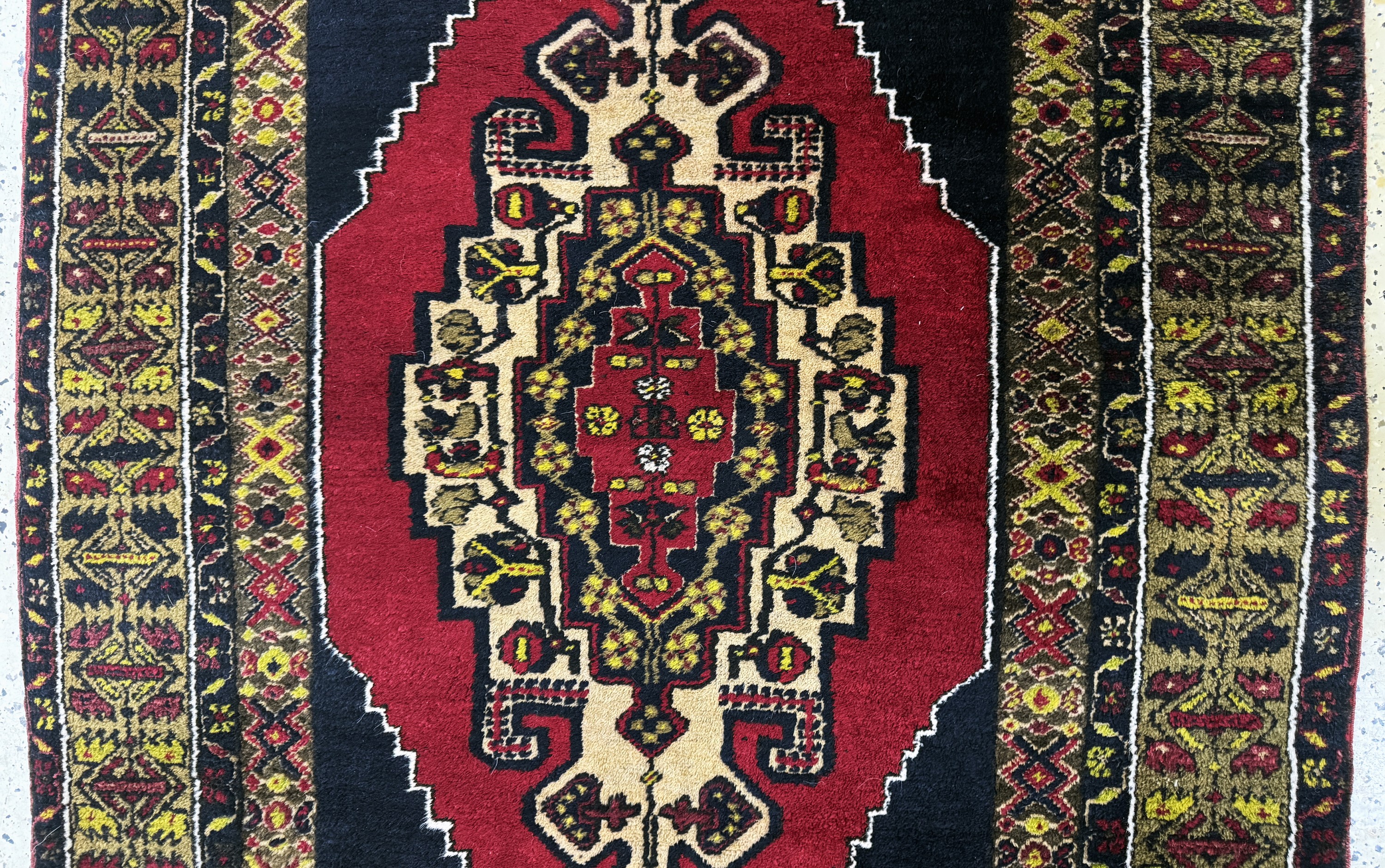 Detail b: Taspinar alt, Türkei, Mitte 20.Jhd, Wolle auf Wolle, ca. 190 x 110 cm, EHZ: 2(kleiner Fleck)
