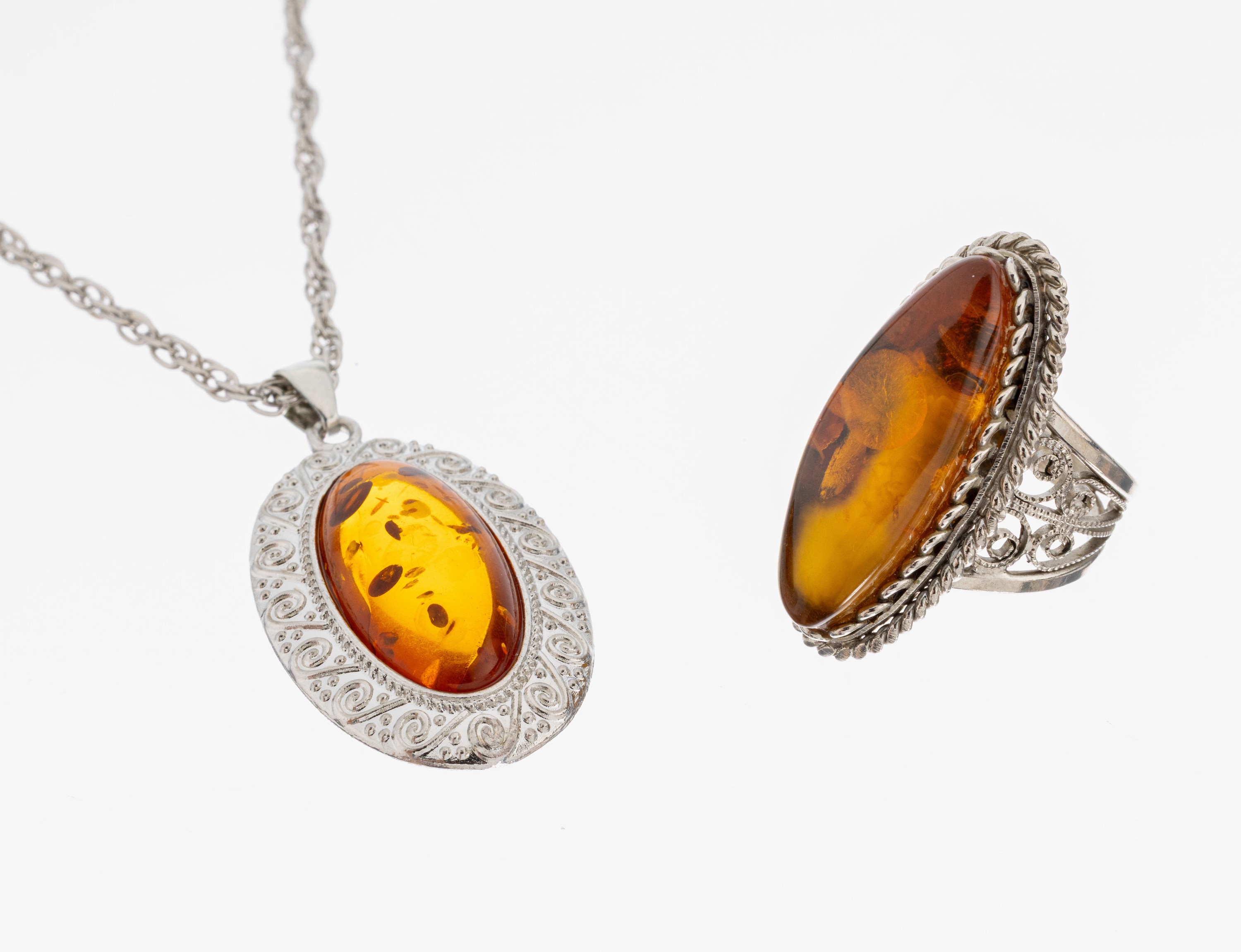 Image 27070041 - Konvolut Bernstein Anhänger und Bernstein- Ring, Anhänger: Fassung 925er Silber, ...