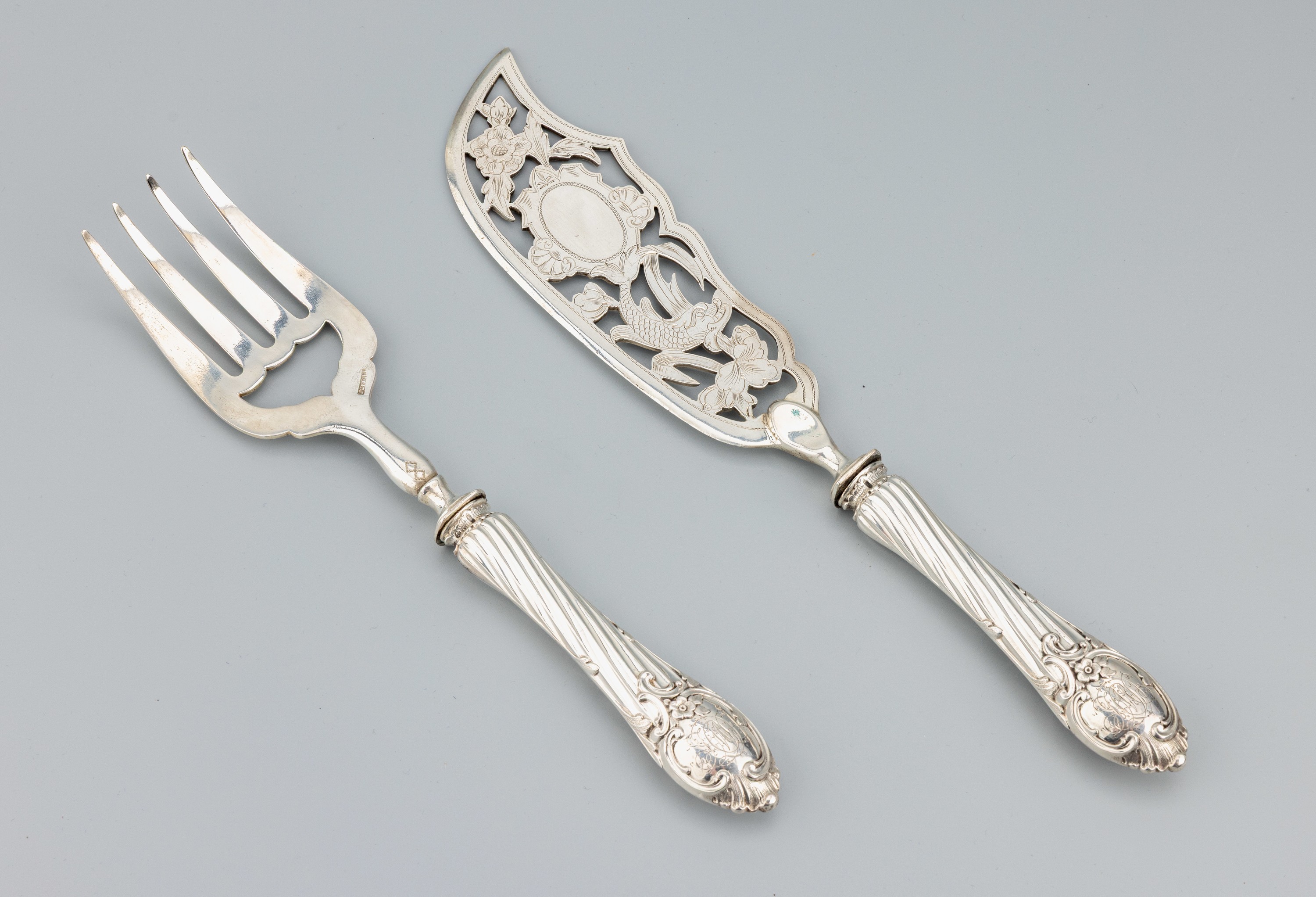 Image 27070045 - Fish carving set , german, 1888-1900, 800 silver, twisted handles with rococo-decor, ...