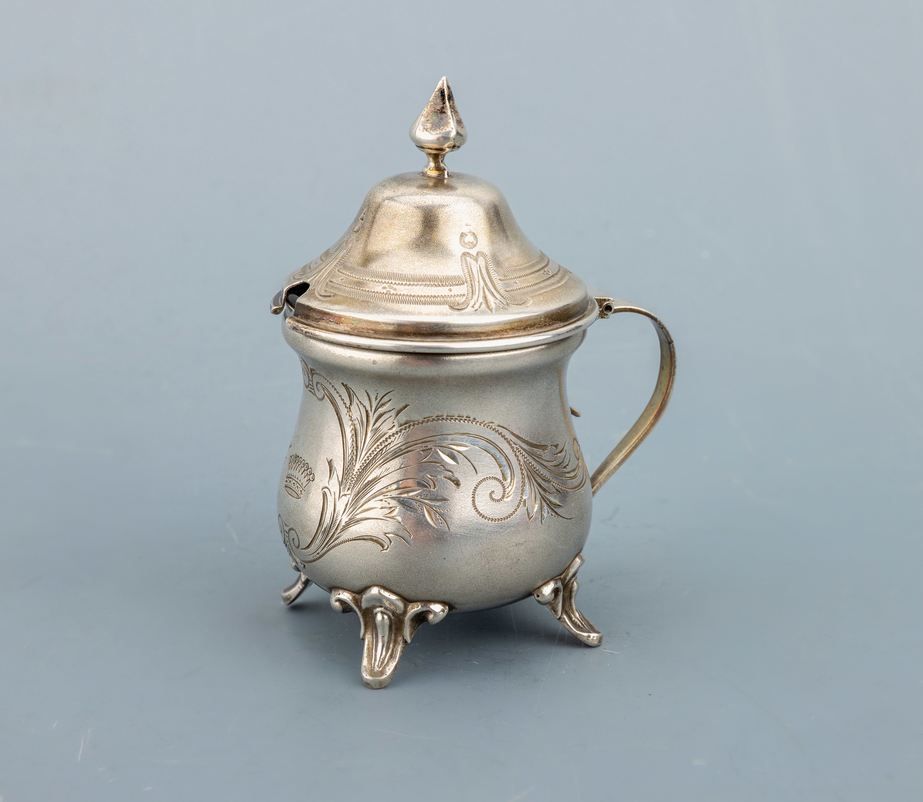Image 27070048 - Senftöpfchen, um 1880-90, Silber gepr., innen verg., Rokoko-Ornamentik, auf 4 Füßen, ...