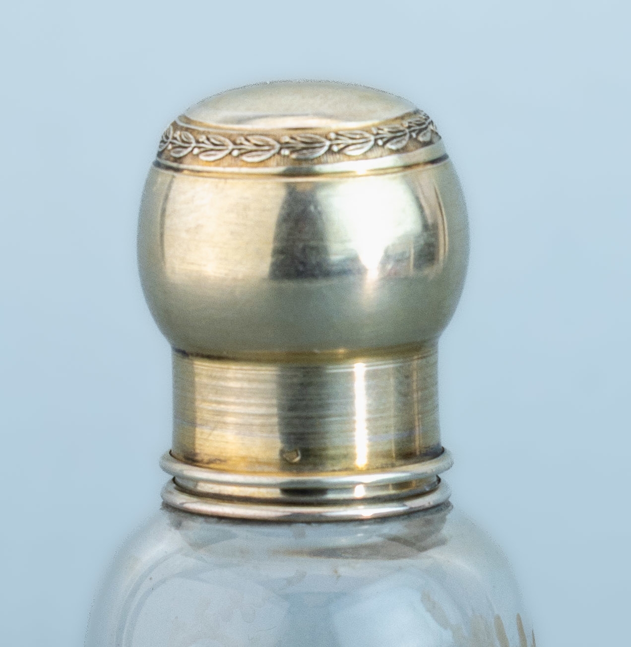 Detail a: Reiseflakon, Frankreich um 1900, 950er Silber, konischer Glaskorpus, geätztes Dekor, Monturen Silber teilverg., orig. Glasstöpsel, H. ca. 15 cm