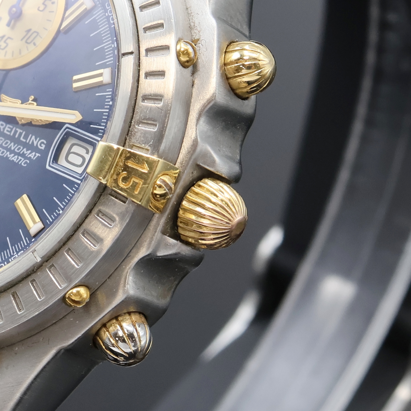 Detail b: BREITLING Chronomat Blackbird Herrenchronograph Referenz B13350, Schweiz um 1995, Automatik, Edelstahlgeh. inkl. orig. Kautschukband m. Stiftschl., ...