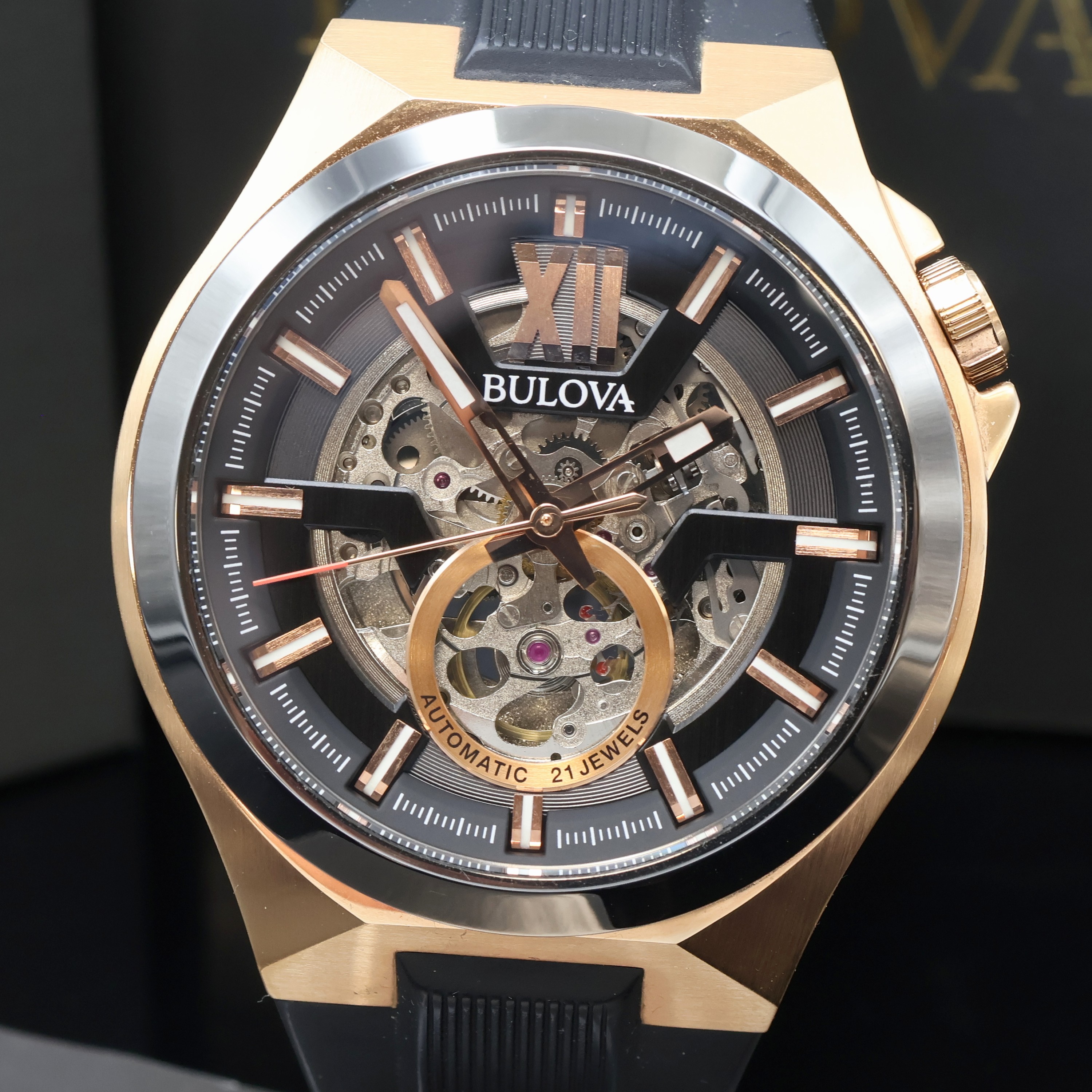 Detail a: BULOVA Maquina skelettierte Herrenarmbanduhr Referenz 98A177, Schweiz verk. lt. beil. Pap. 05/2021, Automatik, beids. vergl. Edelstahlgeh. teils ...