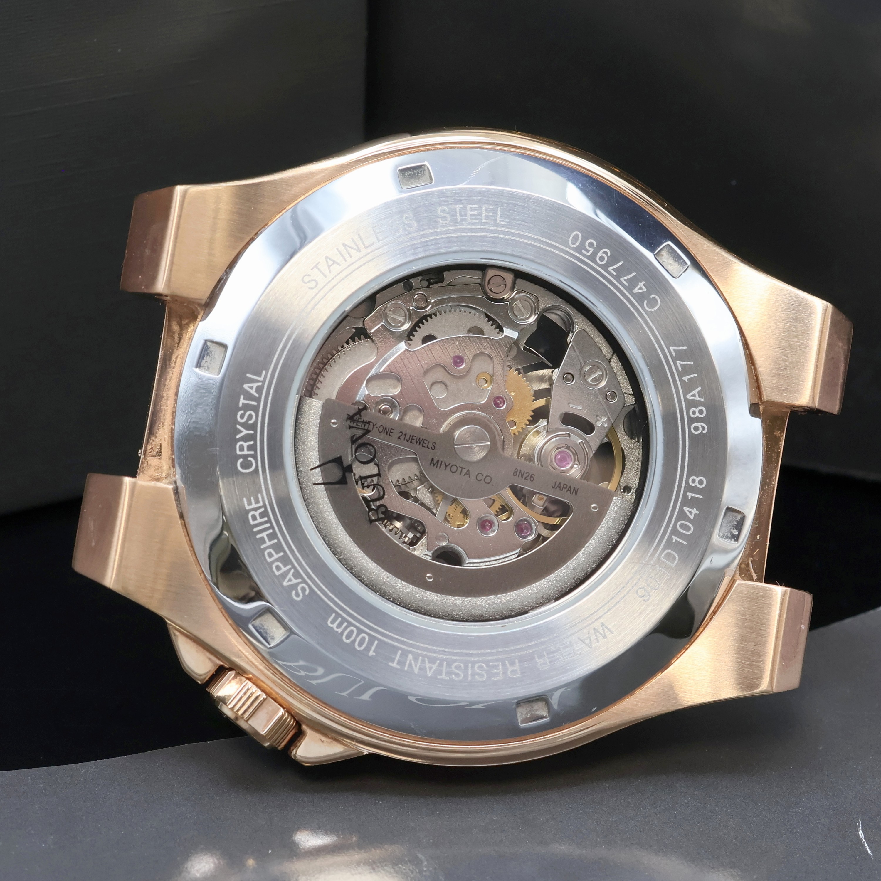 Detail e: BULOVA Maquina skelettierte Herrenarmbanduhr Referenz 98A177, Schweiz verk. lt. beil. Pap. 05/2021, Automatik, beids. vergl. Edelstahlgeh. teils ...