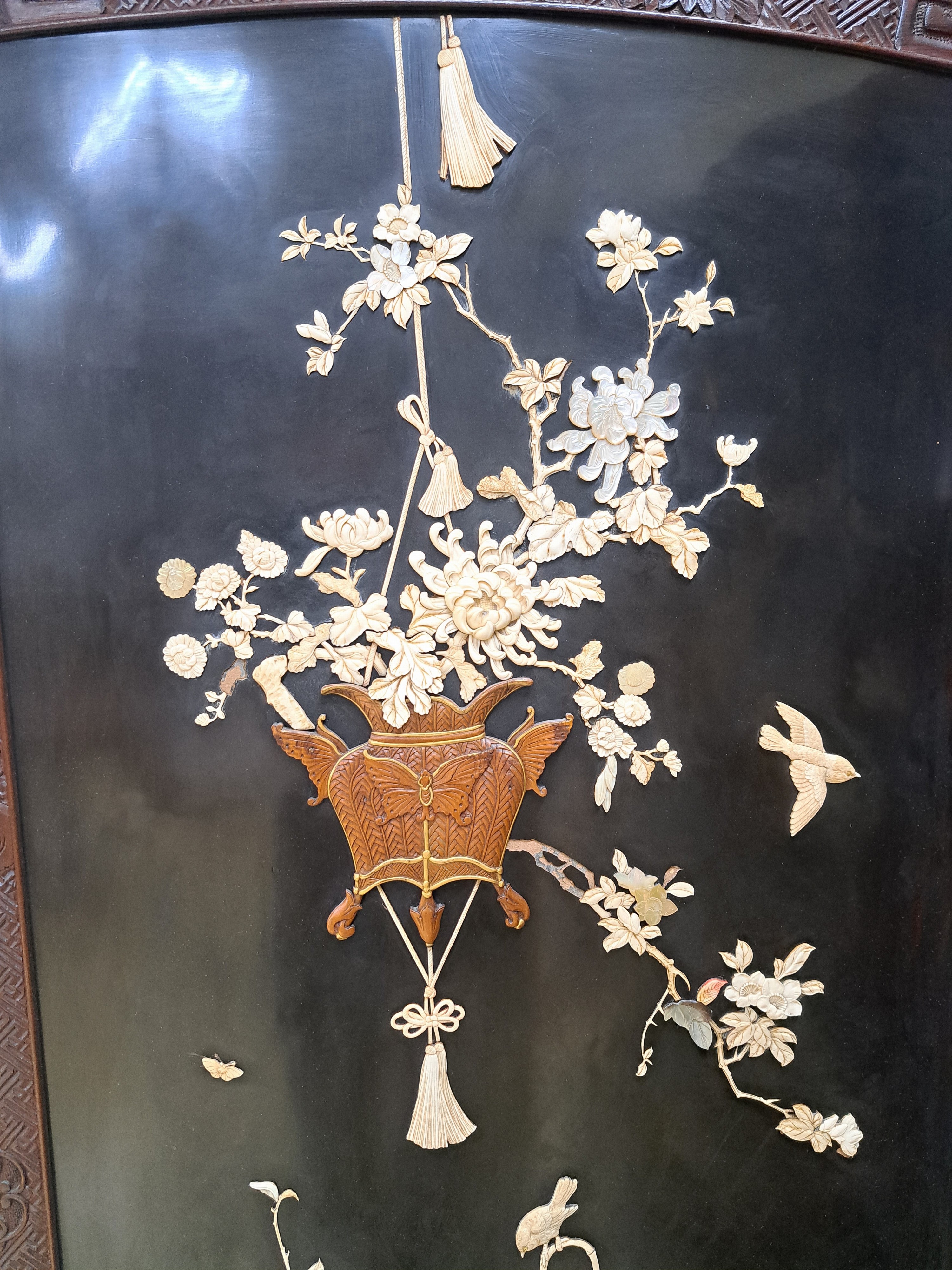 Detail e: 2-teiliger Paravent, Japan, Meiji Zeit (1868- 1912), Rotholz, innen Schwarzlack mit aufgelegten Schnitzereien in Elfenbein, Bein, Sandelholz und ...