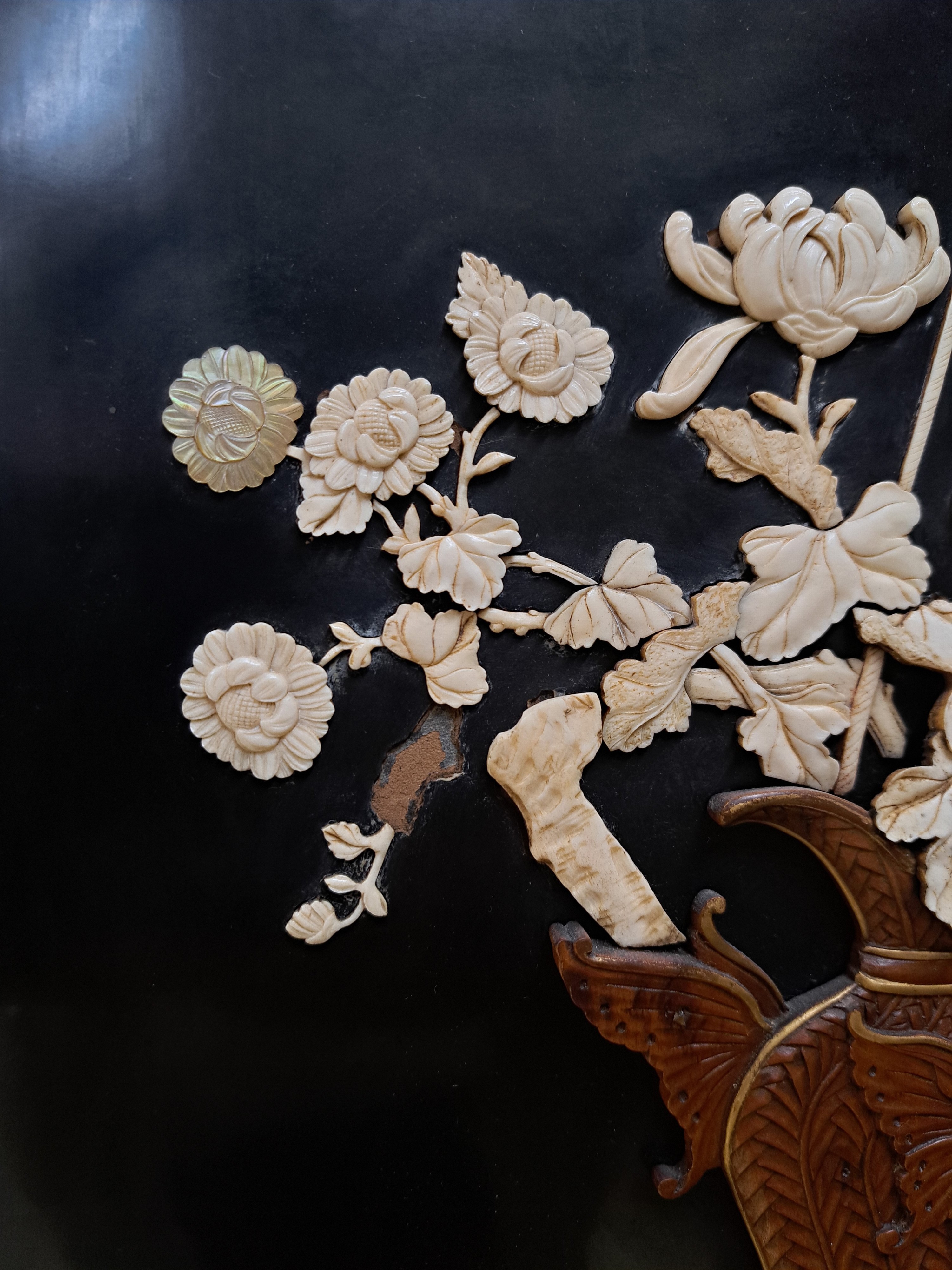 Detail j: 2-teiliger Paravent, Japan, Meiji Zeit (1868- 1912), Rotholz, innen Schwarzlack mit aufgelegten Schnitzereien in Elfenbein, Bein, Sandelholz und ...