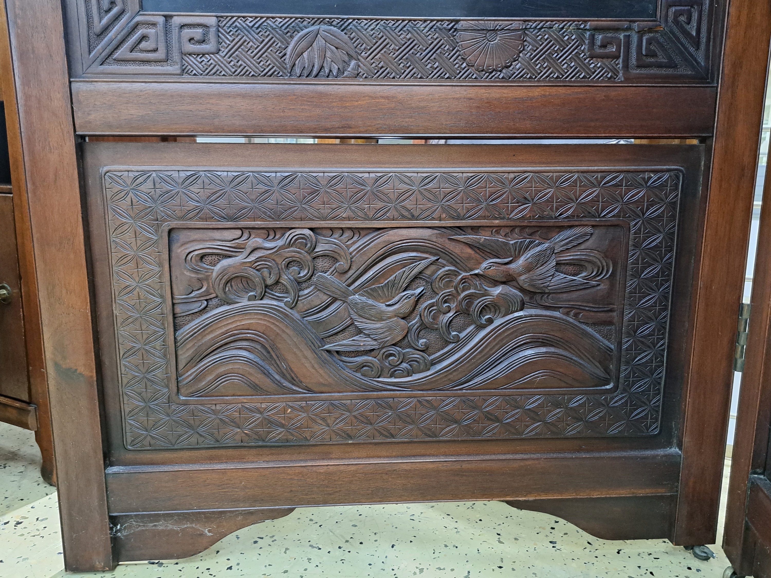 Detail k: 2-teiliger Paravent, Japan, Meiji Zeit (1868- 1912), Rotholz, innen Schwarzlack mit aufgelegten Schnitzereien in Elfenbein, Bein, Sandelholz und ...