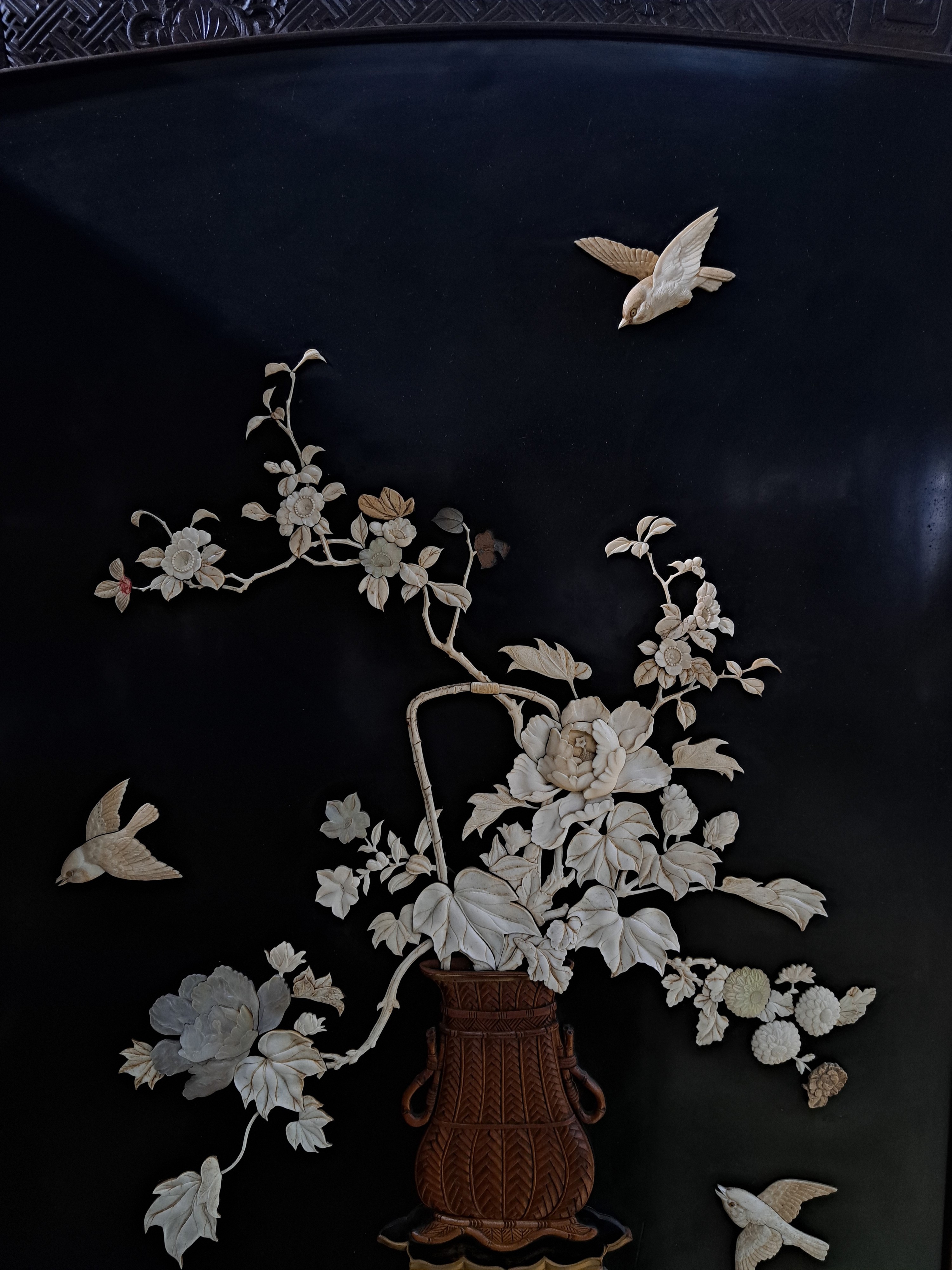 Detail m: 2-teiliger Paravent, Japan, Meiji Zeit (1868- 1912), Rotholz, innen Schwarzlack mit aufgelegten Schnitzereien in Elfenbein, Bein, Sandelholz und ...