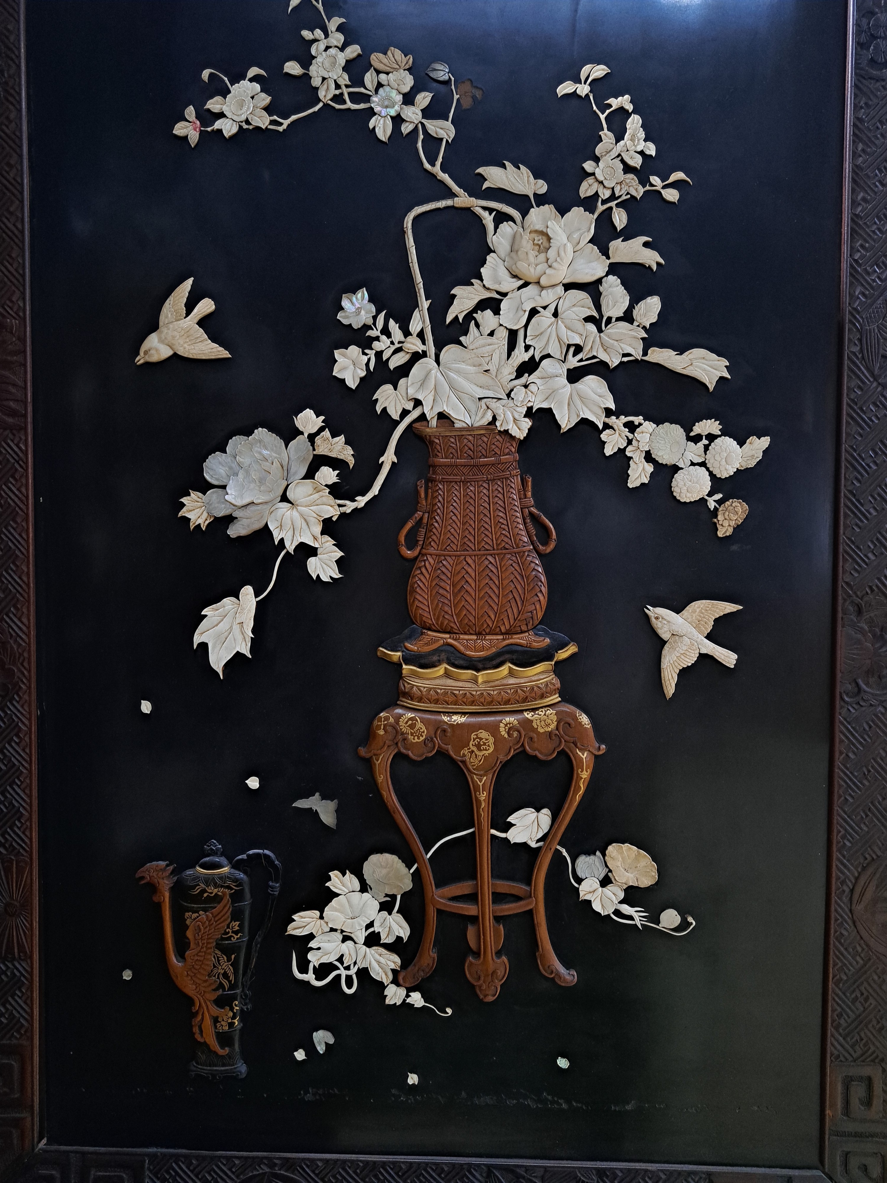 Detail n: 2-teiliger Paravent, Japan, Meiji Zeit (1868- 1912), Rotholz, innen Schwarzlack mit aufgelegten Schnitzereien in Elfenbein, Bein, Sandelholz und ...