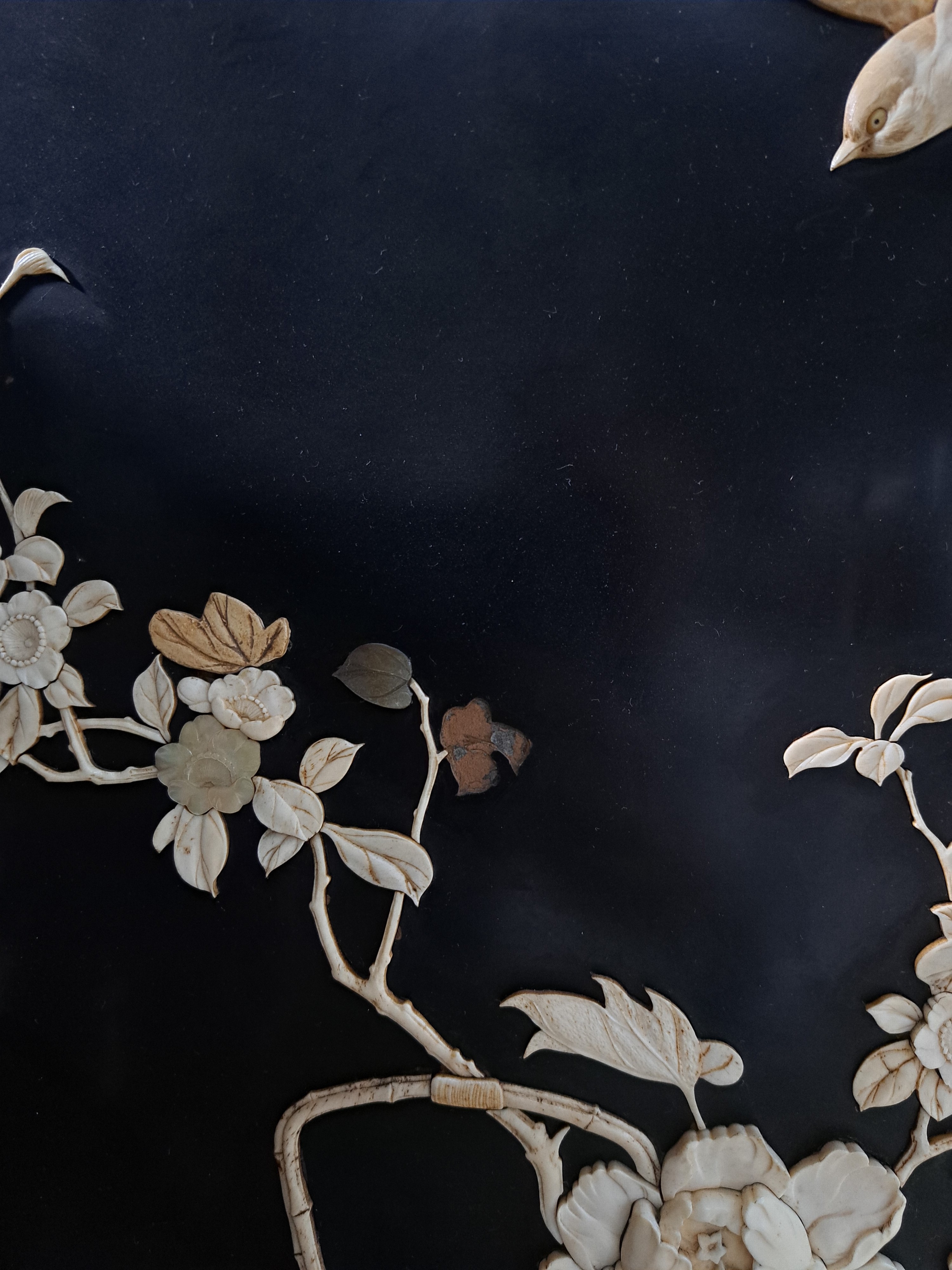 Detail p: 2-teiliger Paravent, Japan, Meiji Zeit (1868- 1912), Rotholz, innen Schwarzlack mit aufgelegten Schnitzereien in Elfenbein, Bein, Sandelholz und ...