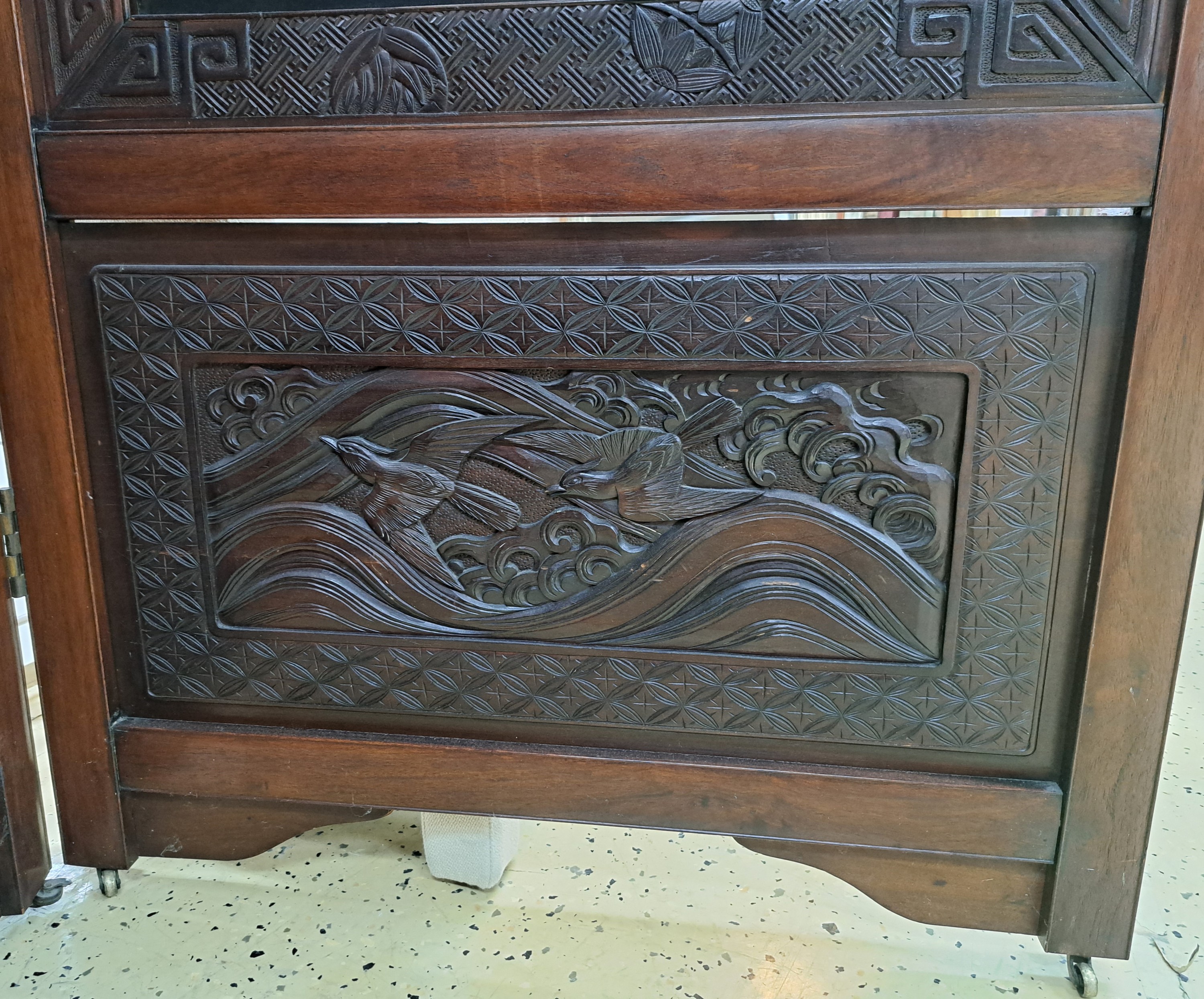 Detail q: 2-teiliger Paravent, Japan, Meiji Zeit (1868- 1912), Rotholz, innen Schwarzlack mit aufgelegten Schnitzereien in Elfenbein, Bein, Sandelholz und ...