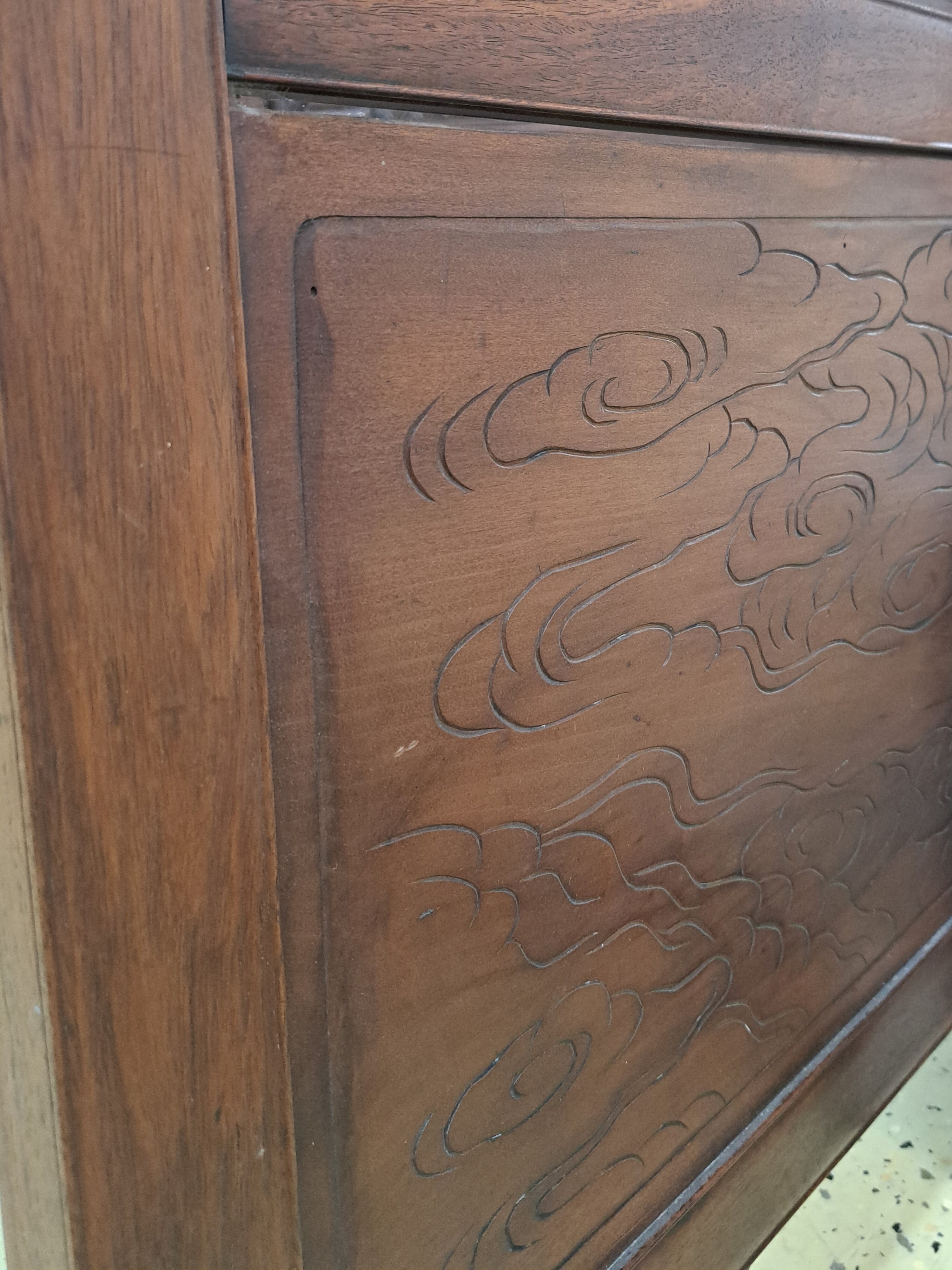 Detail t: 2-teiliger Paravent, Japan, Meiji Zeit (1868- 1912), Rotholz, innen Schwarzlack mit aufgelegten Schnitzereien in Elfenbein, Bein, Sandelholz und ...