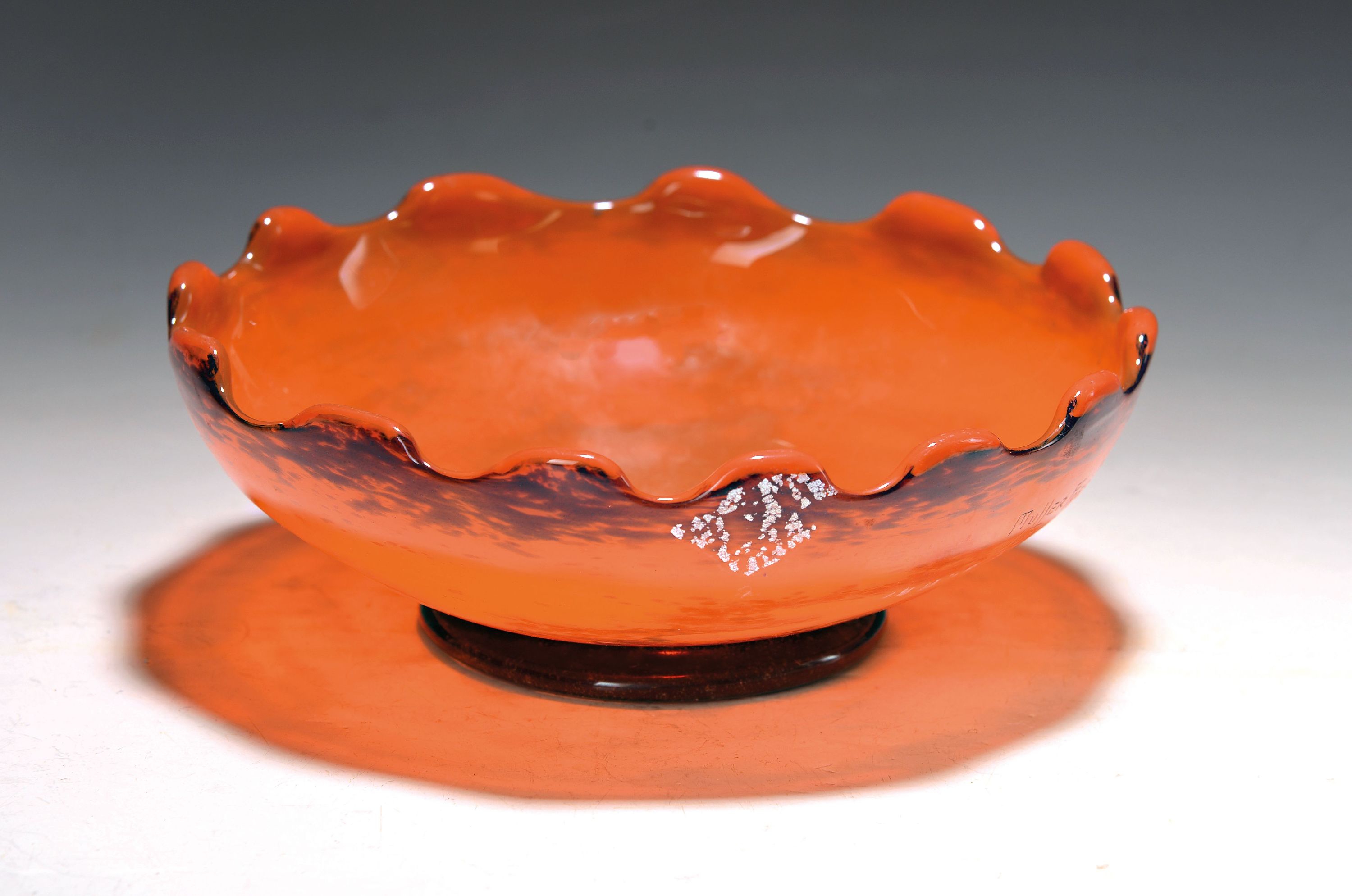Schale, Muller Freres Lunéville, 1920er Jahre, Schichtglas mit orangefarbenen und violetten Einschmelzungen, eingeschmolzene Silberfolie, signiert, ...