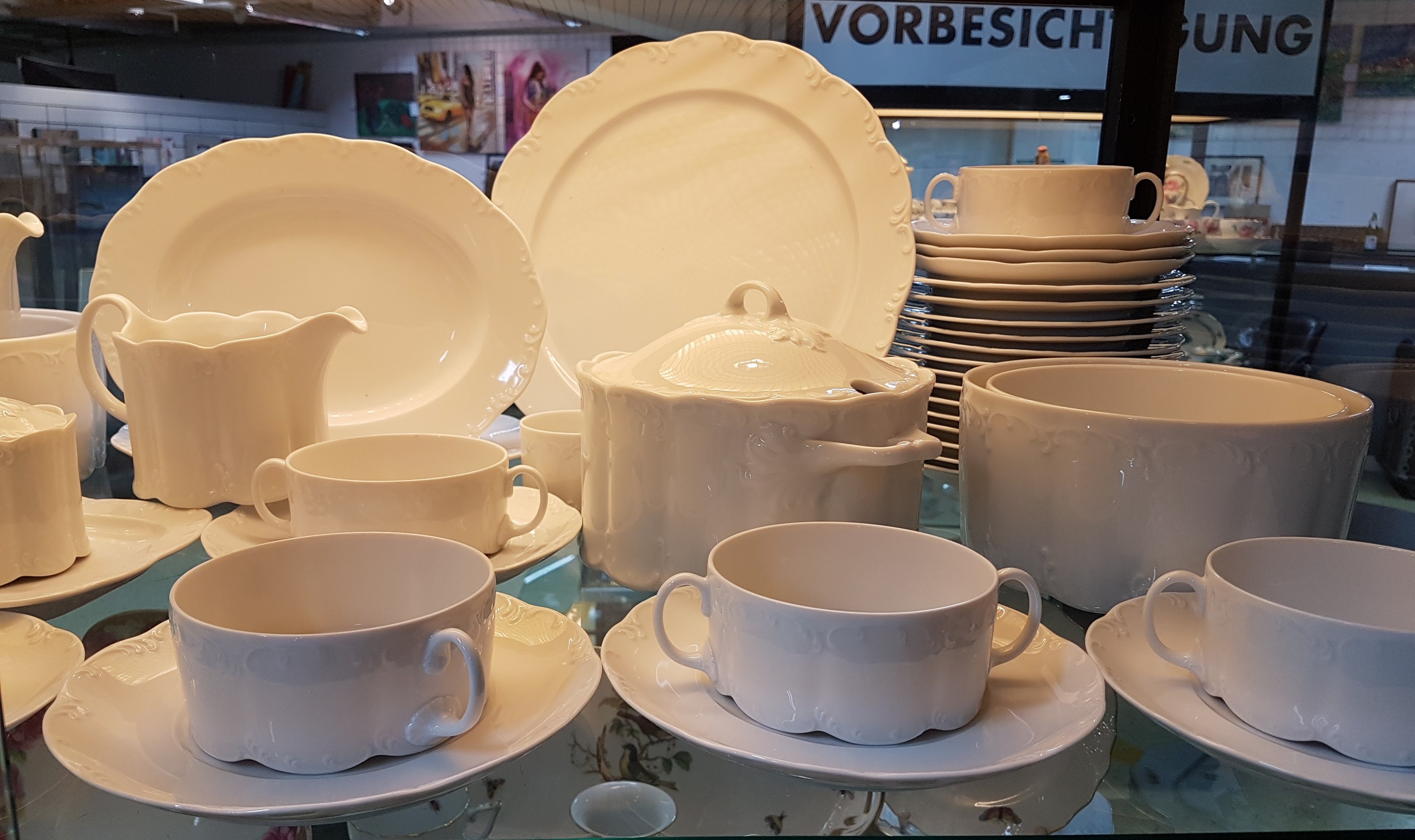 Detail a: Kaffee- und Speiseservice, Rosenthal, Modell Monbijou, weiß, Kaffeekanne, Zuckerdose, 2 Milchkännchen, 8 Tassen, 7 Untertassen, 14 Kuchen- oder ...