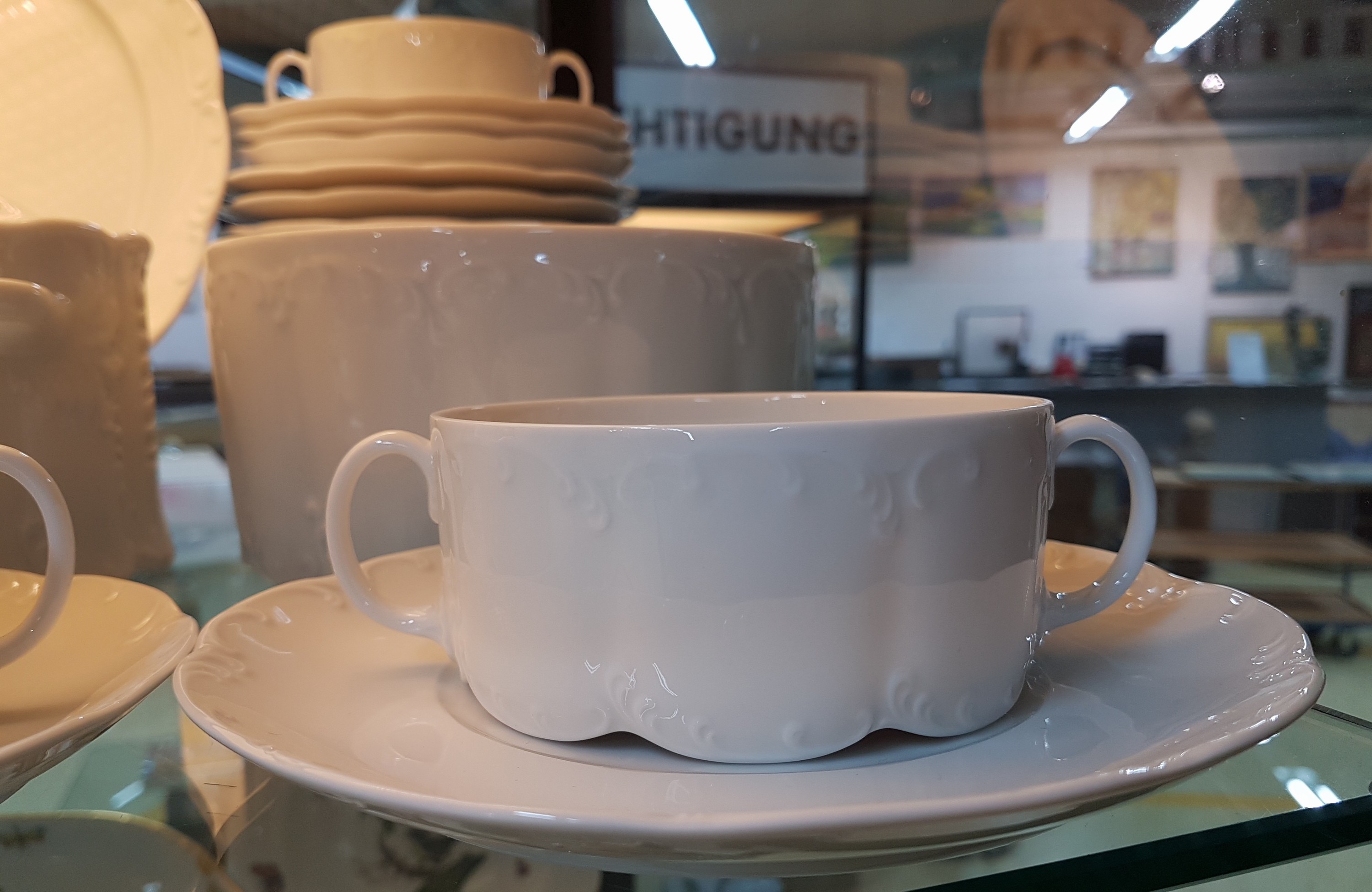 Detail b: Kaffee- und Speiseservice, Rosenthal, Modell Monbijou, weiß, Kaffeekanne, Zuckerdose, 2 Milchkännchen, 8 Tassen, 7 Untertassen, 14 Kuchen- oder ...