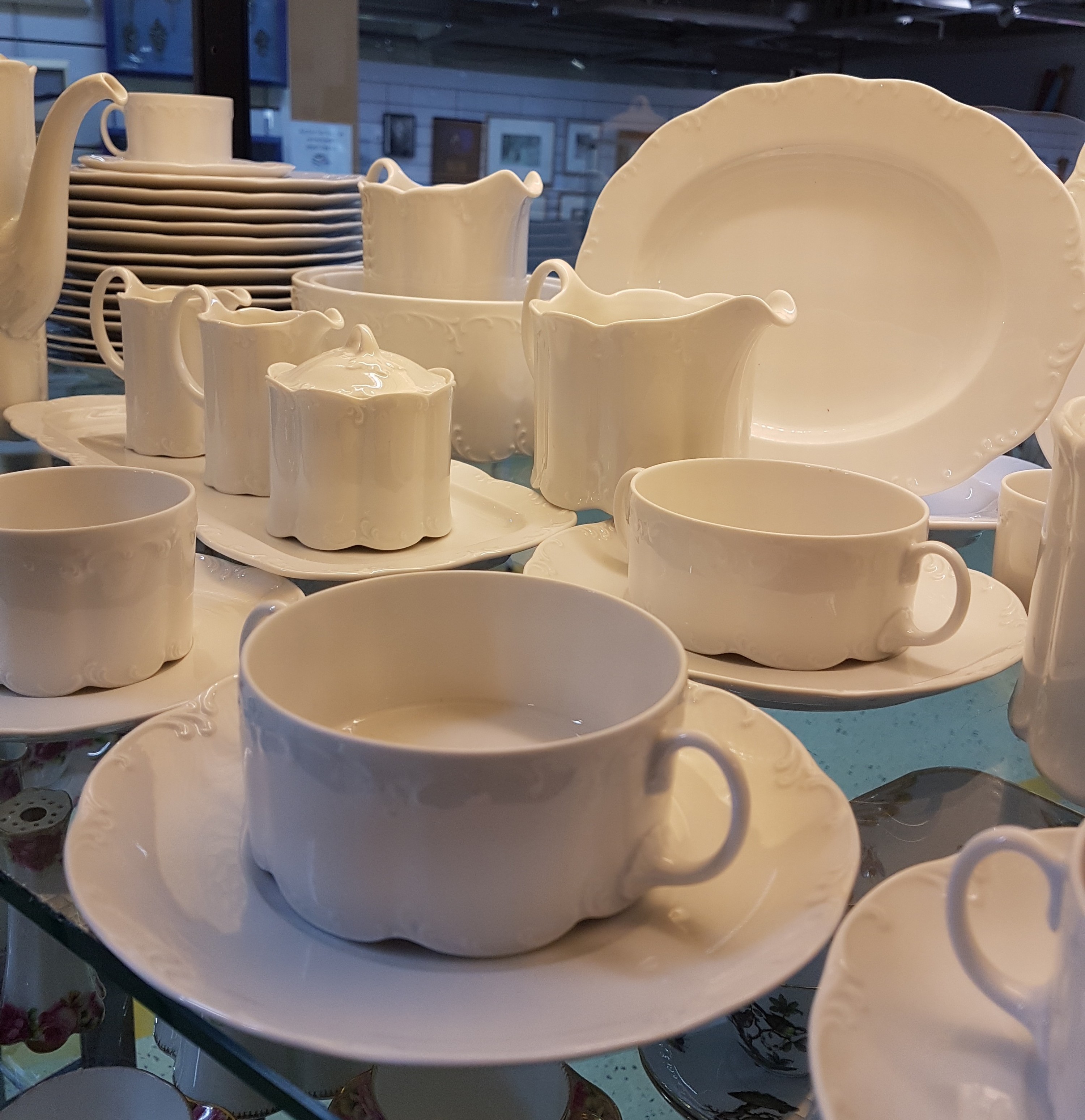 Detail c: Kaffee- und Speiseservice, Rosenthal, Modell Monbijou, weiß, Kaffeekanne, Zuckerdose, 2 Milchkännchen, 8 Tassen, 7 Untertassen, 14 Kuchen- oder ...