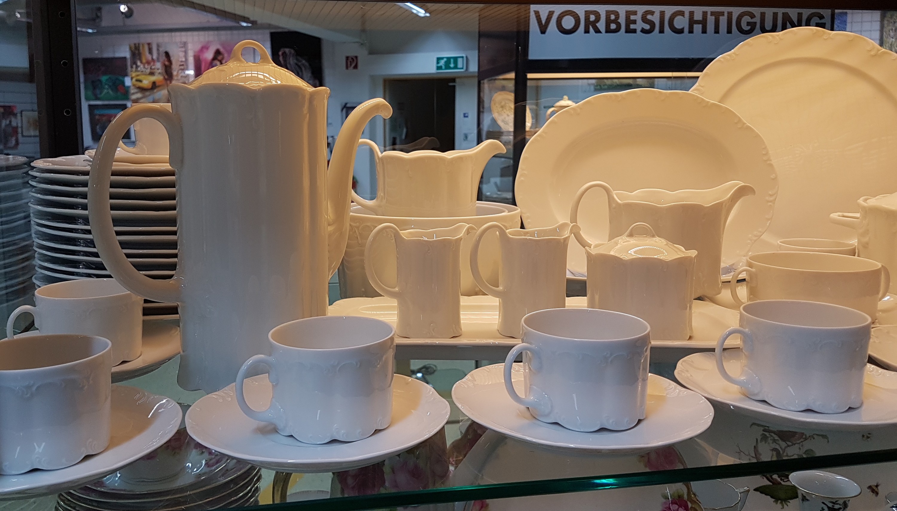 Detail d: Kaffee- und Speiseservice, Rosenthal, Modell Monbijou, weiß, Kaffeekanne, Zuckerdose, 2 Milchkännchen, 8 Tassen, 7 Untertassen, 14 Kuchen- oder ...