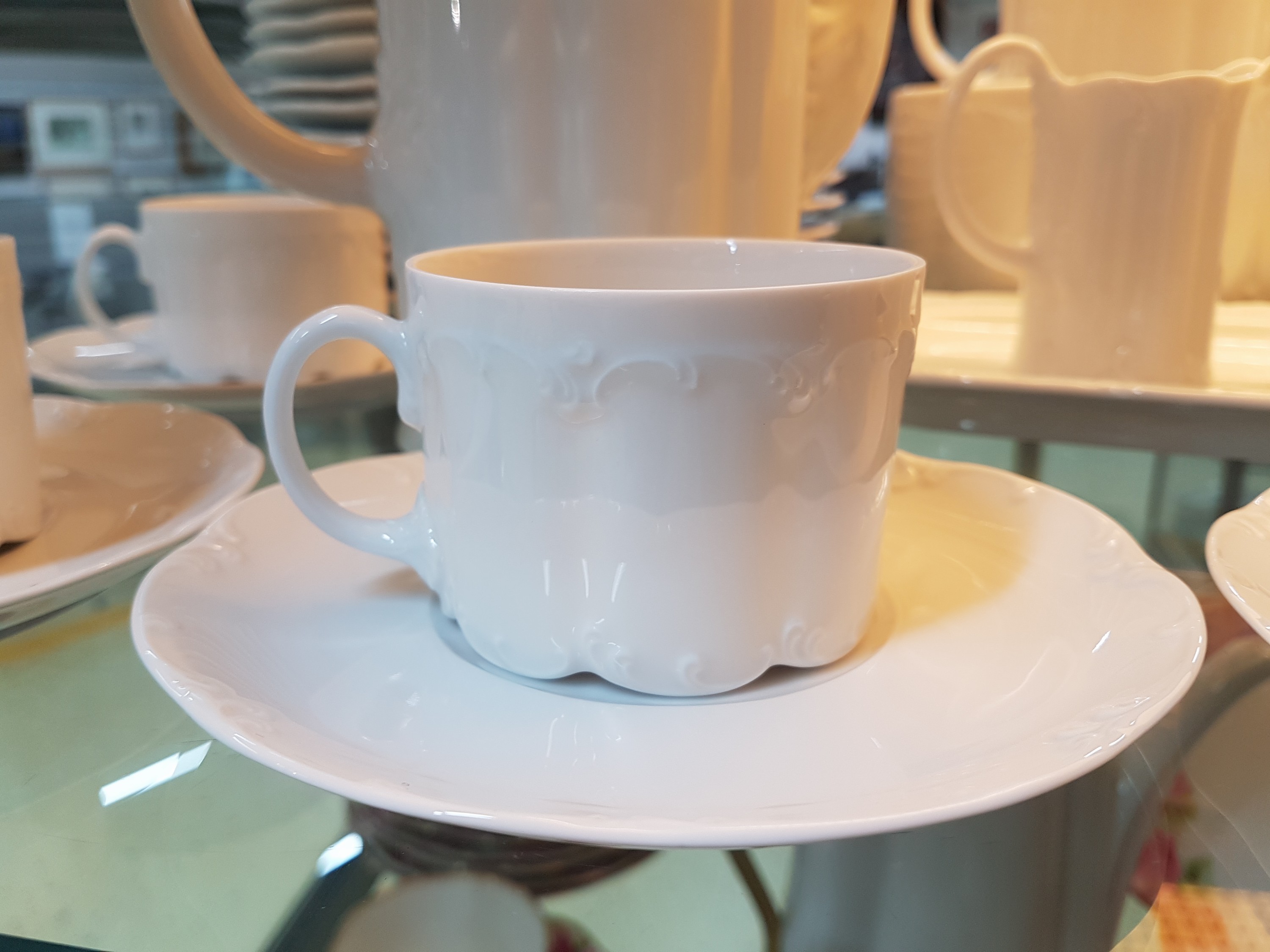 Detail e: Kaffee- und Speiseservice, Rosenthal, Modell Monbijou, weiß, Kaffeekanne, Zuckerdose, 2 Milchkännchen, 8 Tassen, 7 Untertassen, 14 Kuchen- oder ...
