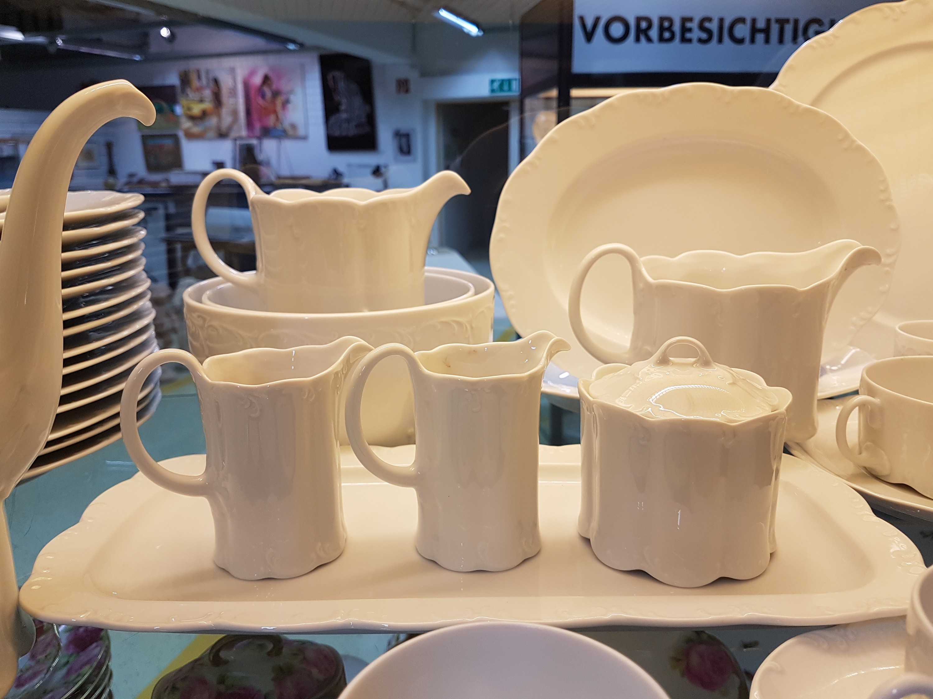 Detail f: Kaffee- und Speiseservice, Rosenthal, Modell Monbijou, weiß, Kaffeekanne, Zuckerdose, 2 Milchkännchen, 8 Tassen, 7 Untertassen, 14 Kuchen- oder ...