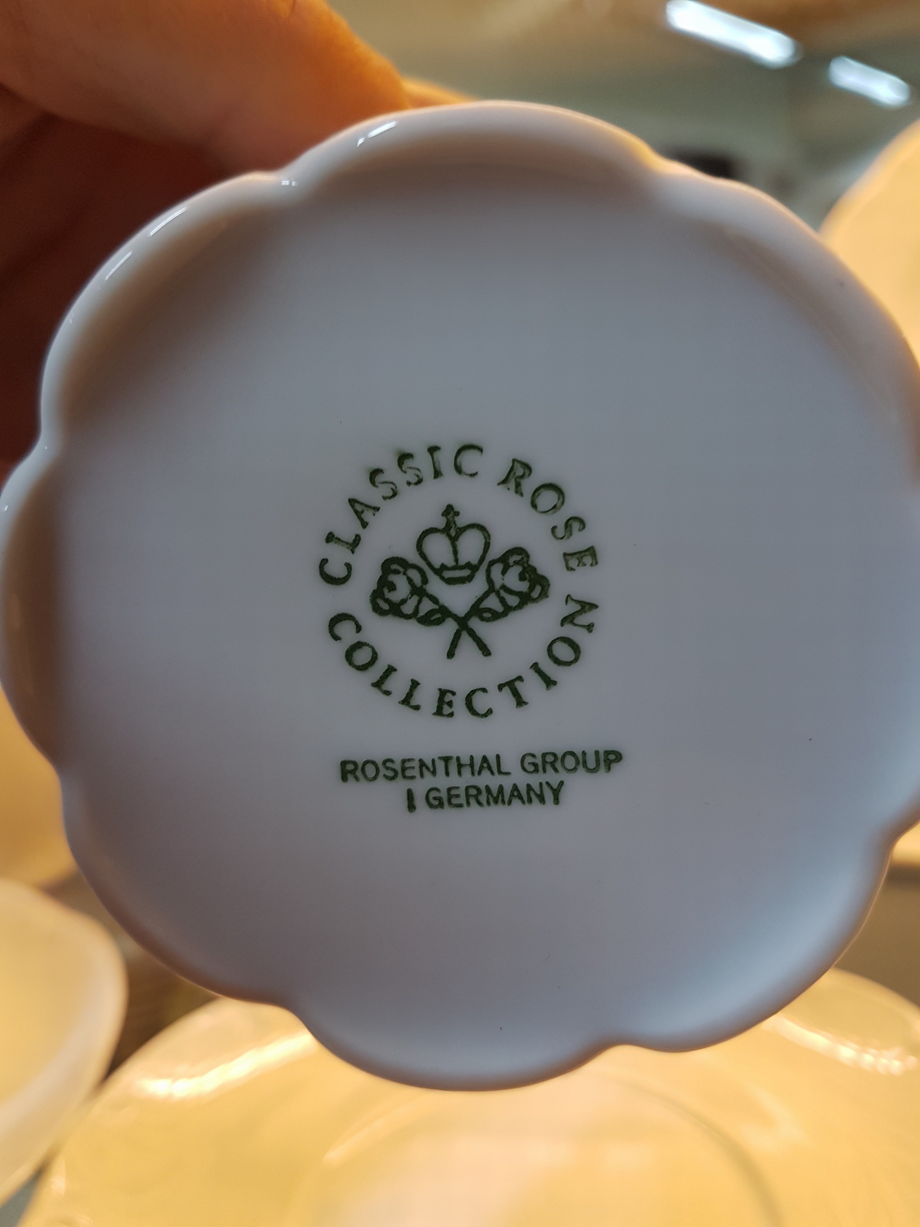 Detail k: Kaffee- und Speiseservice, Rosenthal, Modell Monbijou, weiß, Kaffeekanne, Zuckerdose, 2 Milchkännchen, 8 Tassen, 7 Untertassen, 14 Kuchen- oder ...