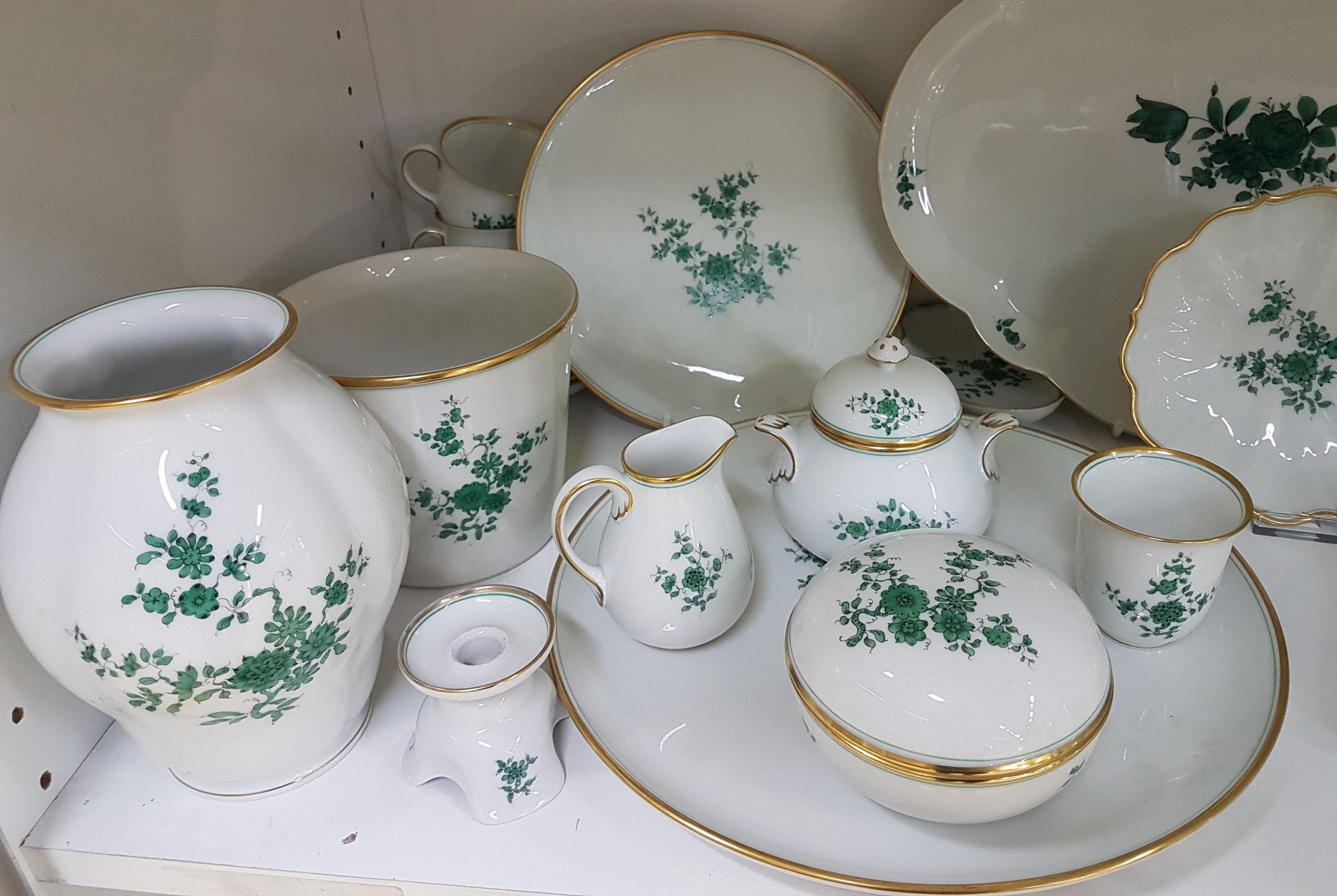 Detail a: Kaffeeservice, Augarten Wien, Dekor Prinz Eugen, 6 Tassen, 8 Untertassen, 7 Kuchenteller, Zuckerdose, Milchkännchen, Vase, Kerzenleuchter, ...