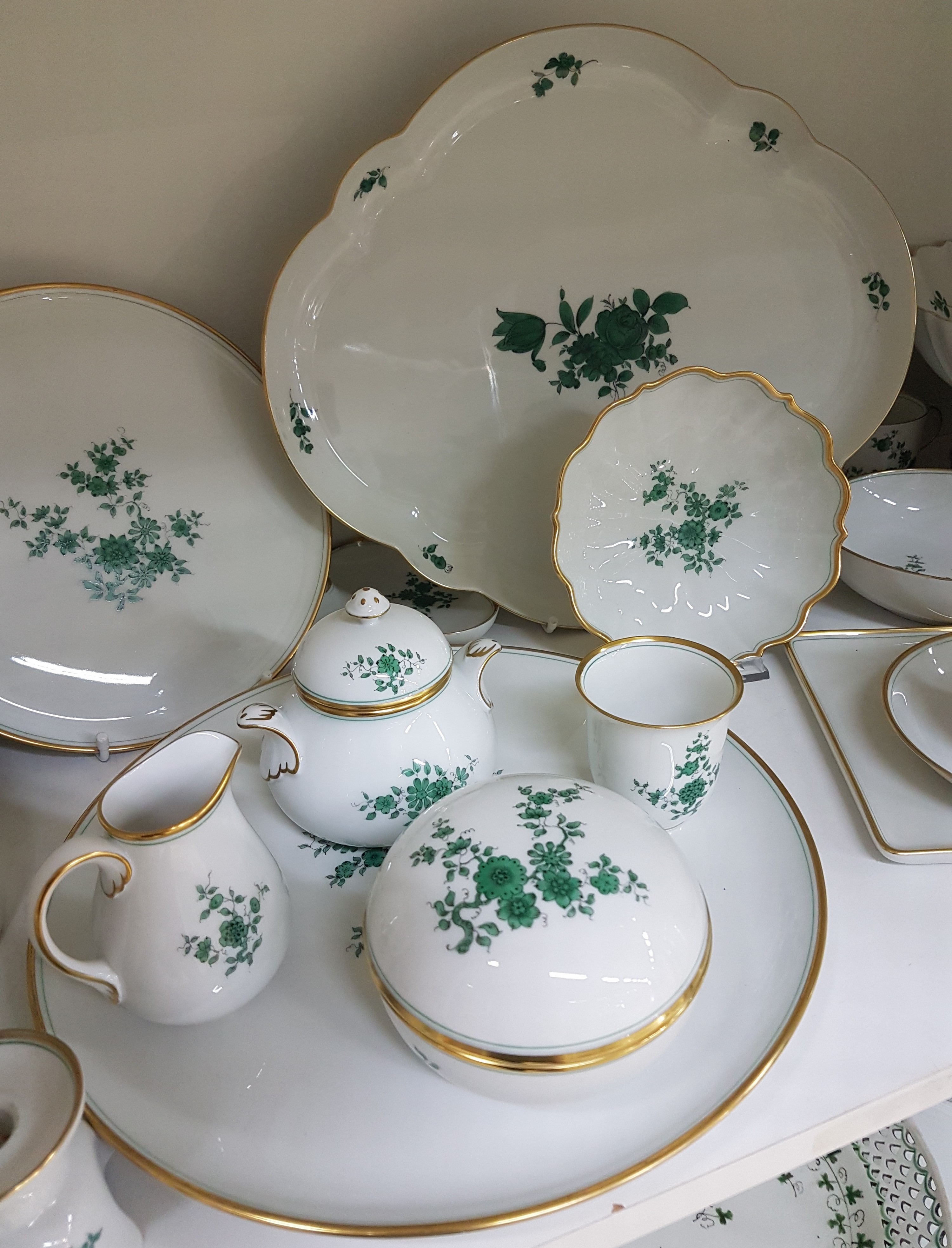 Detail b: Kaffeeservice, Augarten Wien, Dekor Prinz Eugen, 6 Tassen, 8 Untertassen, 7 Kuchenteller, Zuckerdose, Milchkännchen, Vase, Kerzenleuchter, ...
