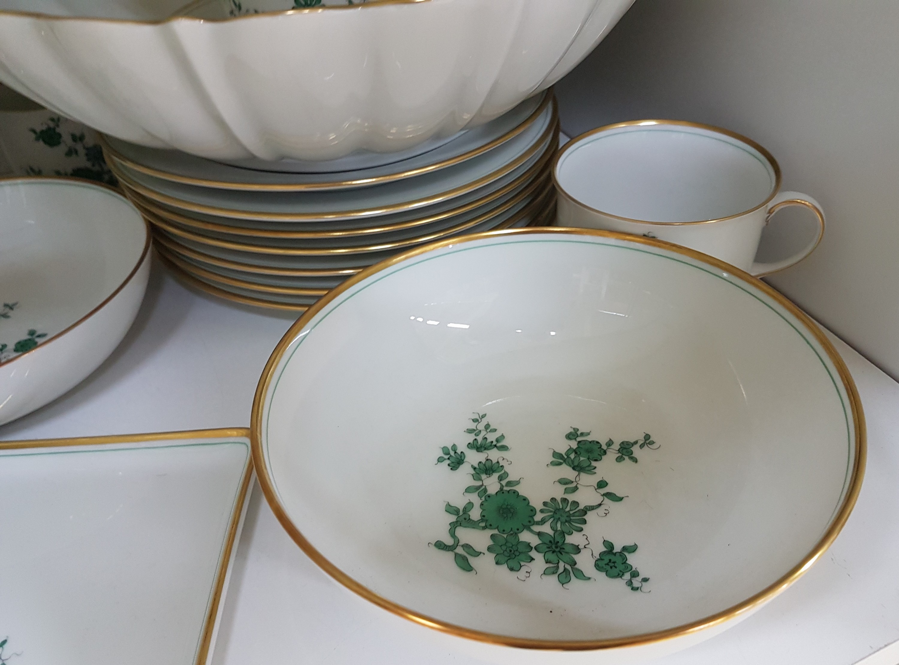 Detail d: Kaffeeservice, Augarten Wien, Dekor Prinz Eugen, 6 Tassen, 8 Untertassen, 7 Kuchenteller, Zuckerdose, Milchkännchen, Vase, Kerzenleuchter, ...